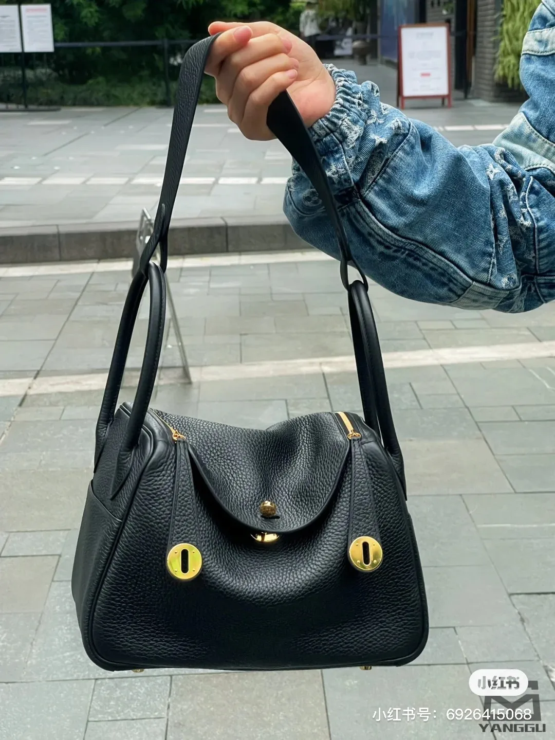 Lindy 26 Grained Leather Top-Handle Bag D43018501 — view 4