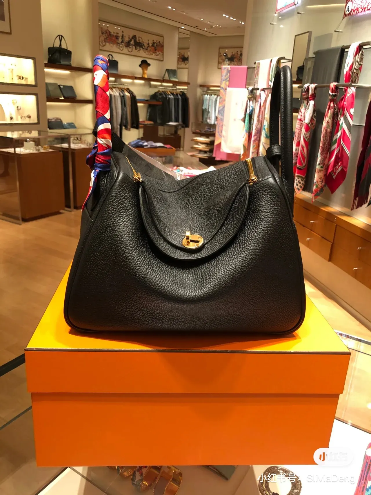Lindy 26 Grained Leather Top-Handle Bag D43018501 — view 6
