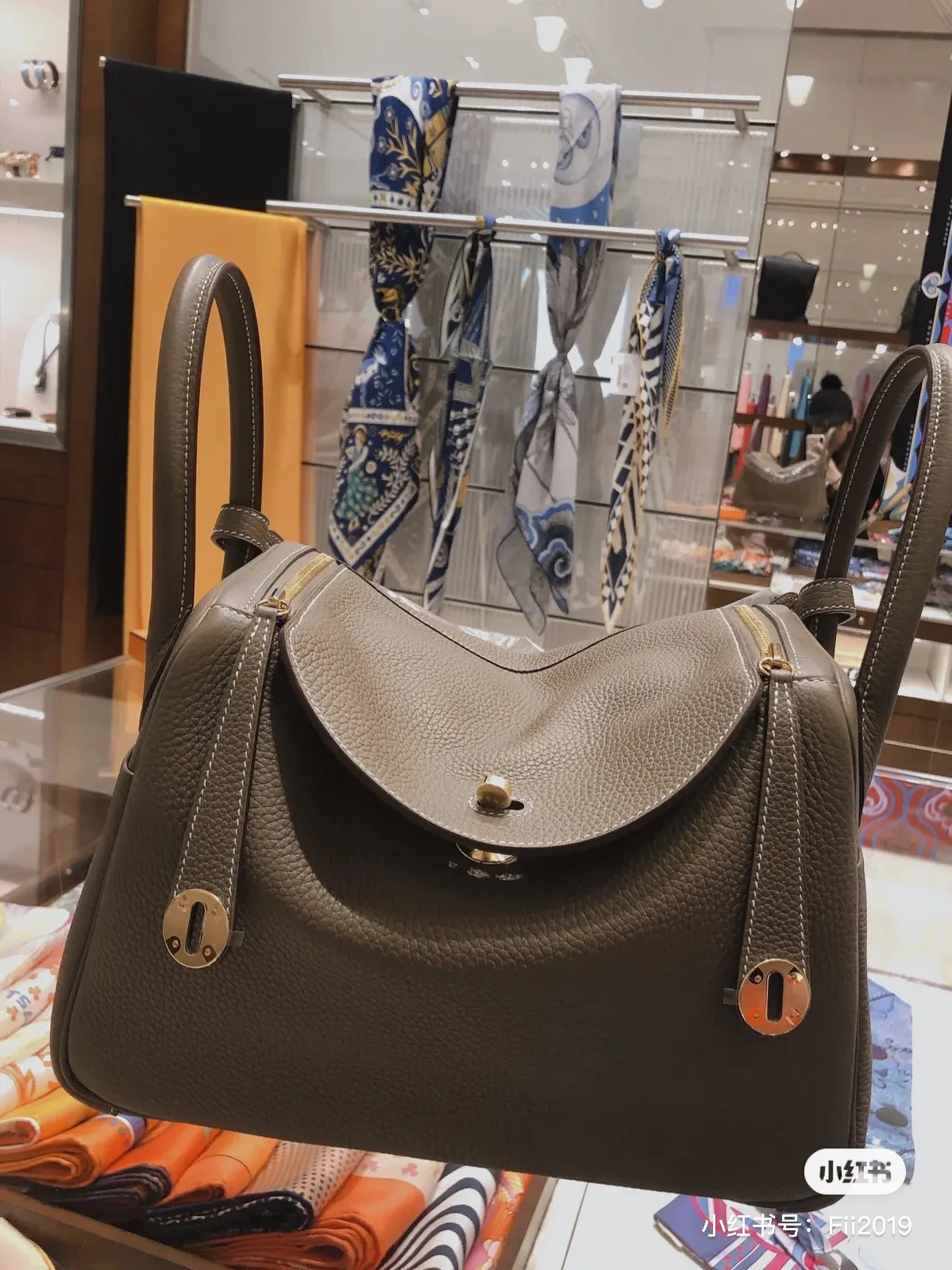 Lindy Top-Handle Bag in Togo Leather D43018503 — view 4