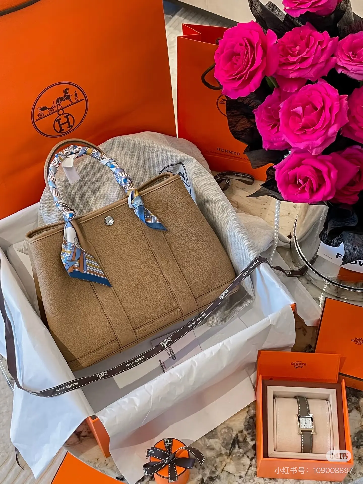 Garden Party 30 Leather Tote Bag D43518496 — view 2