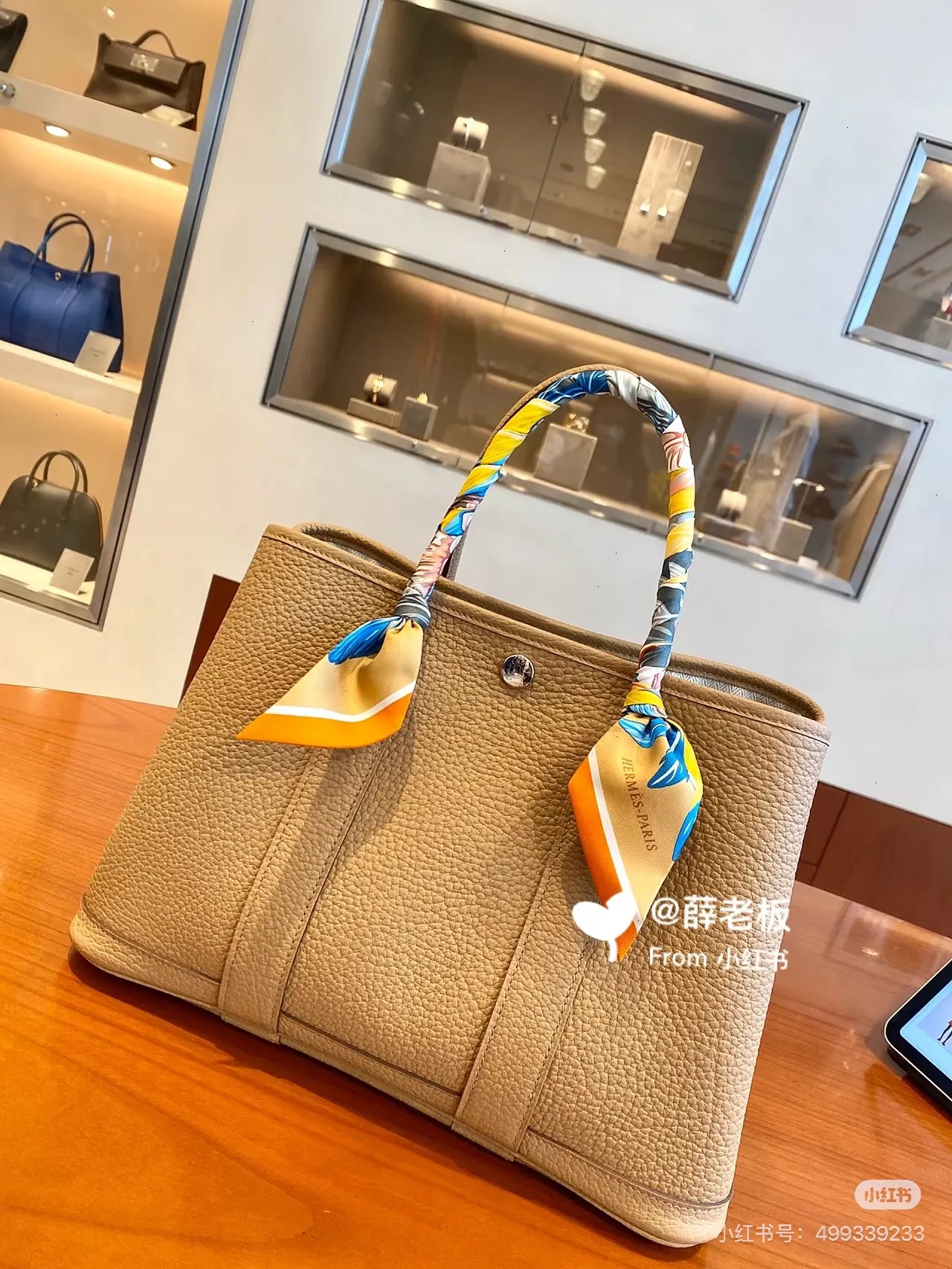 Garden Party 30 Leather Tote Bag D43518496 — view 8