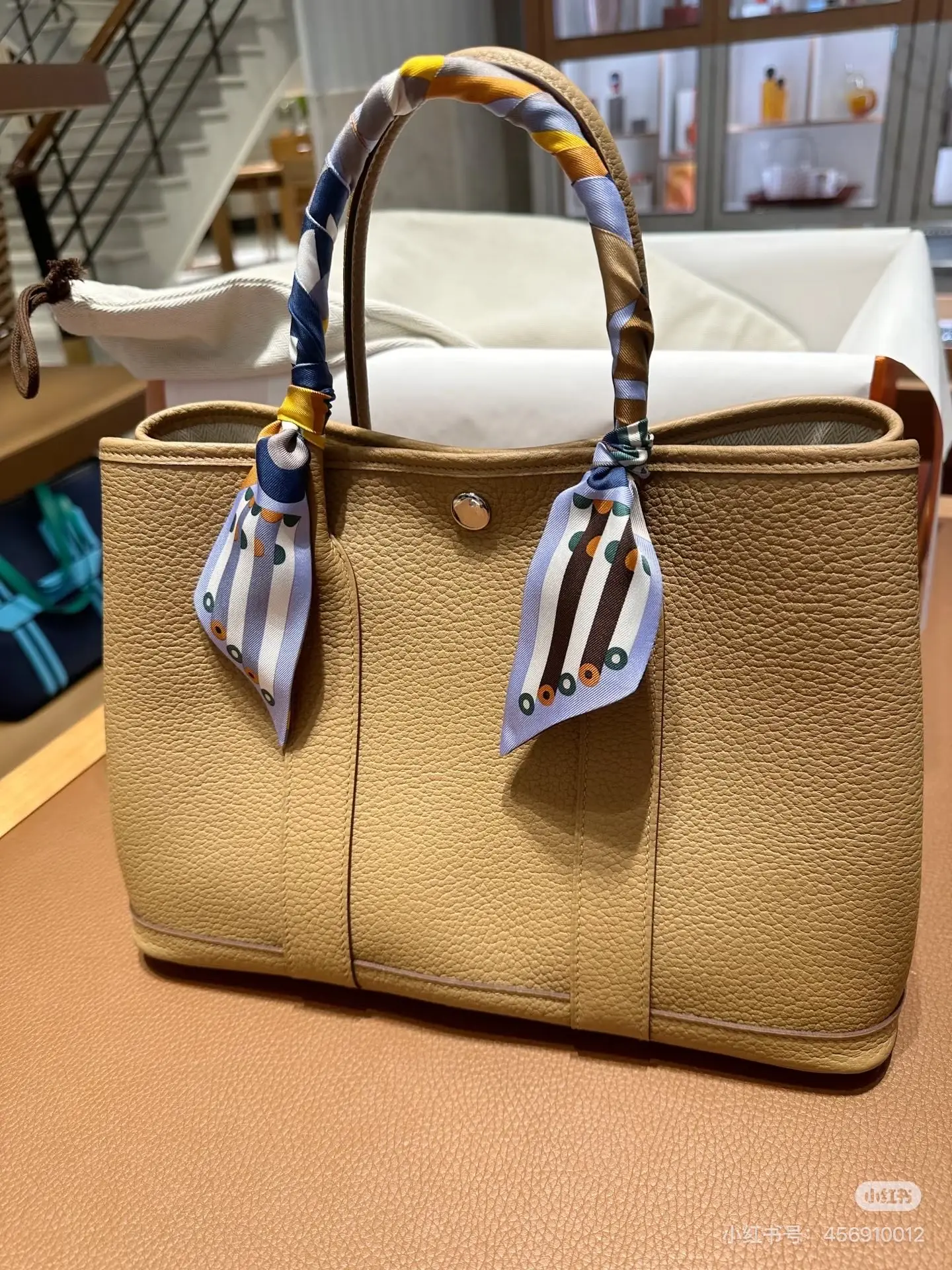 Garden Party 30 Leather Tote Bag D43518496 — view 9