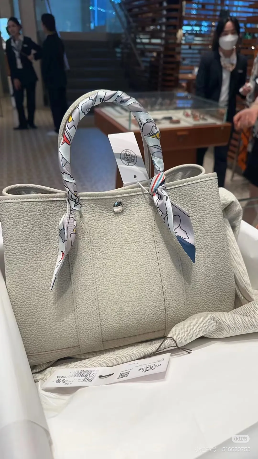 Garden Party 30 Grained Leather Tote Bag D43518495 — view 2