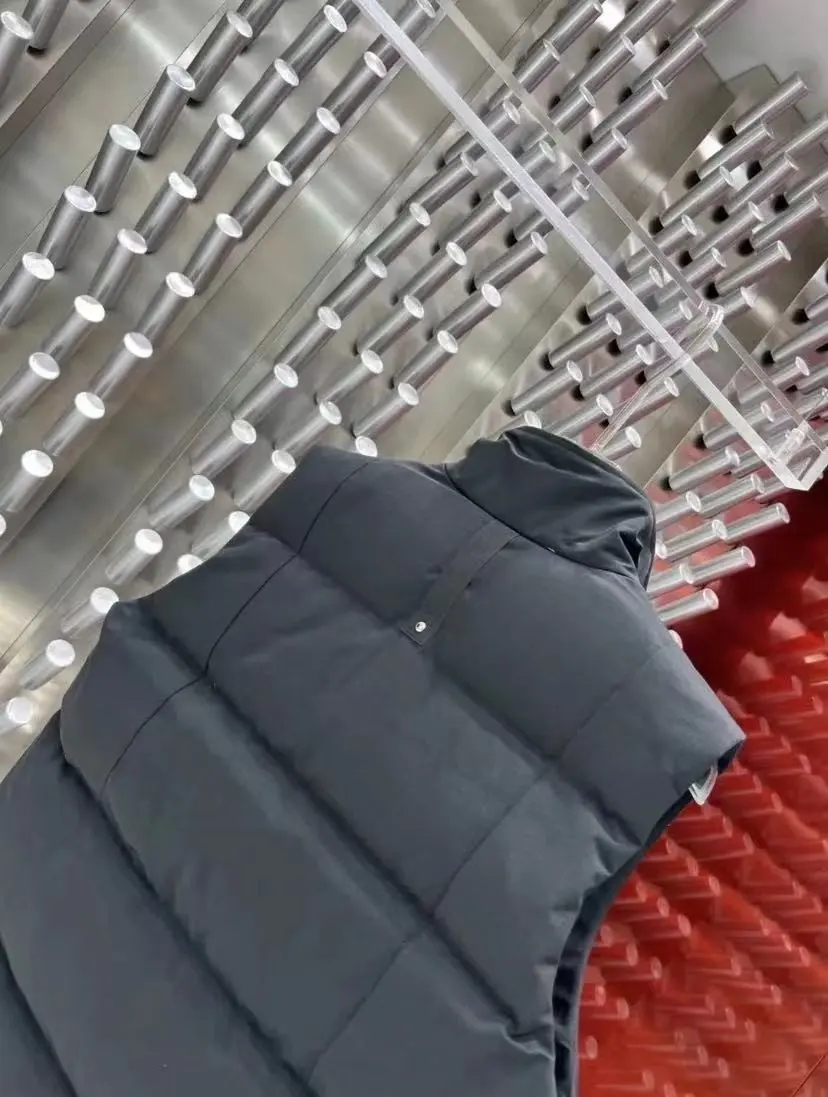Moose Knuckles Down-Filled Puffer Gilet D44522167 — view 9