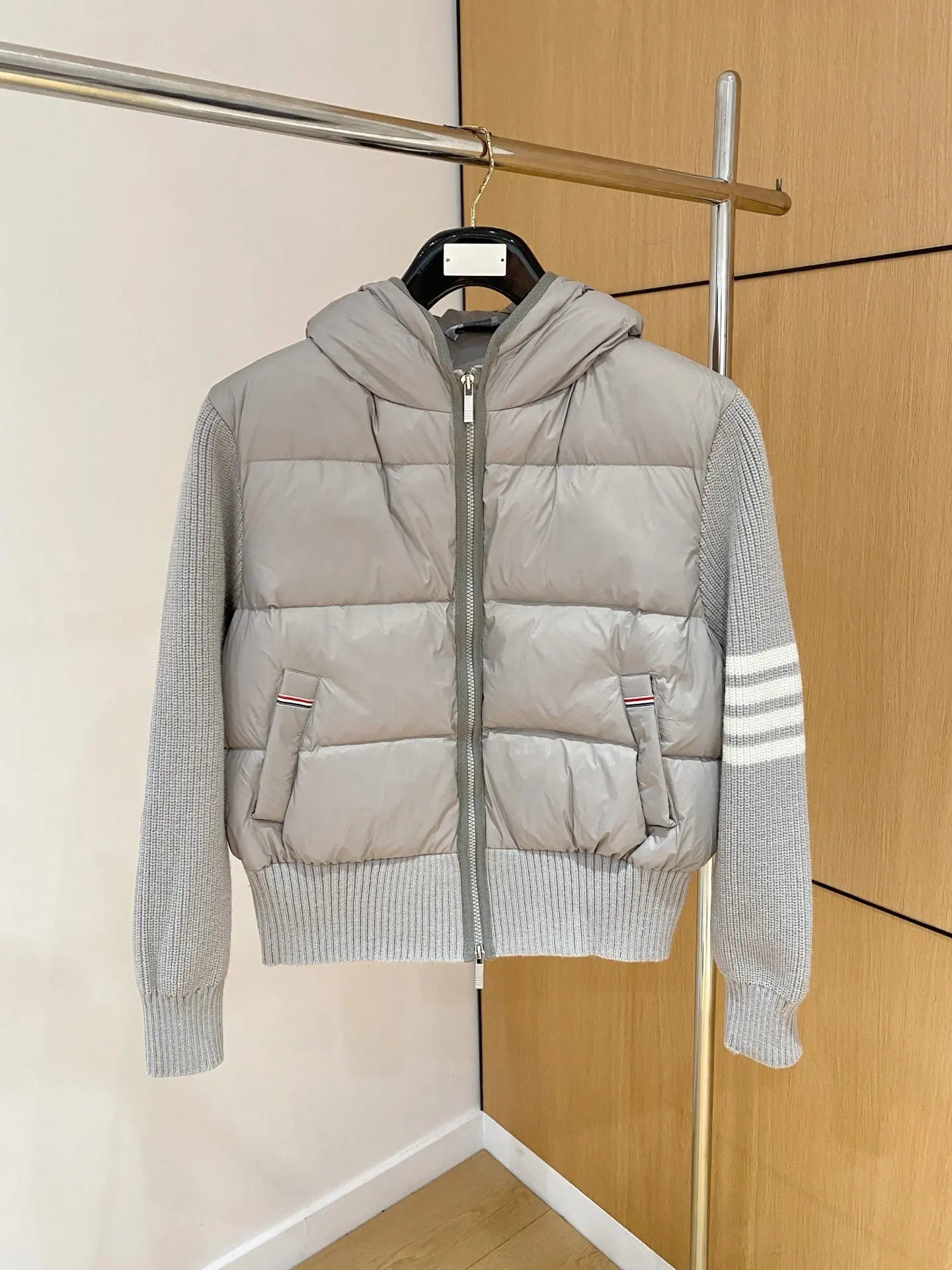 Hybrid Down and Knit Hooded Jacket D47022198