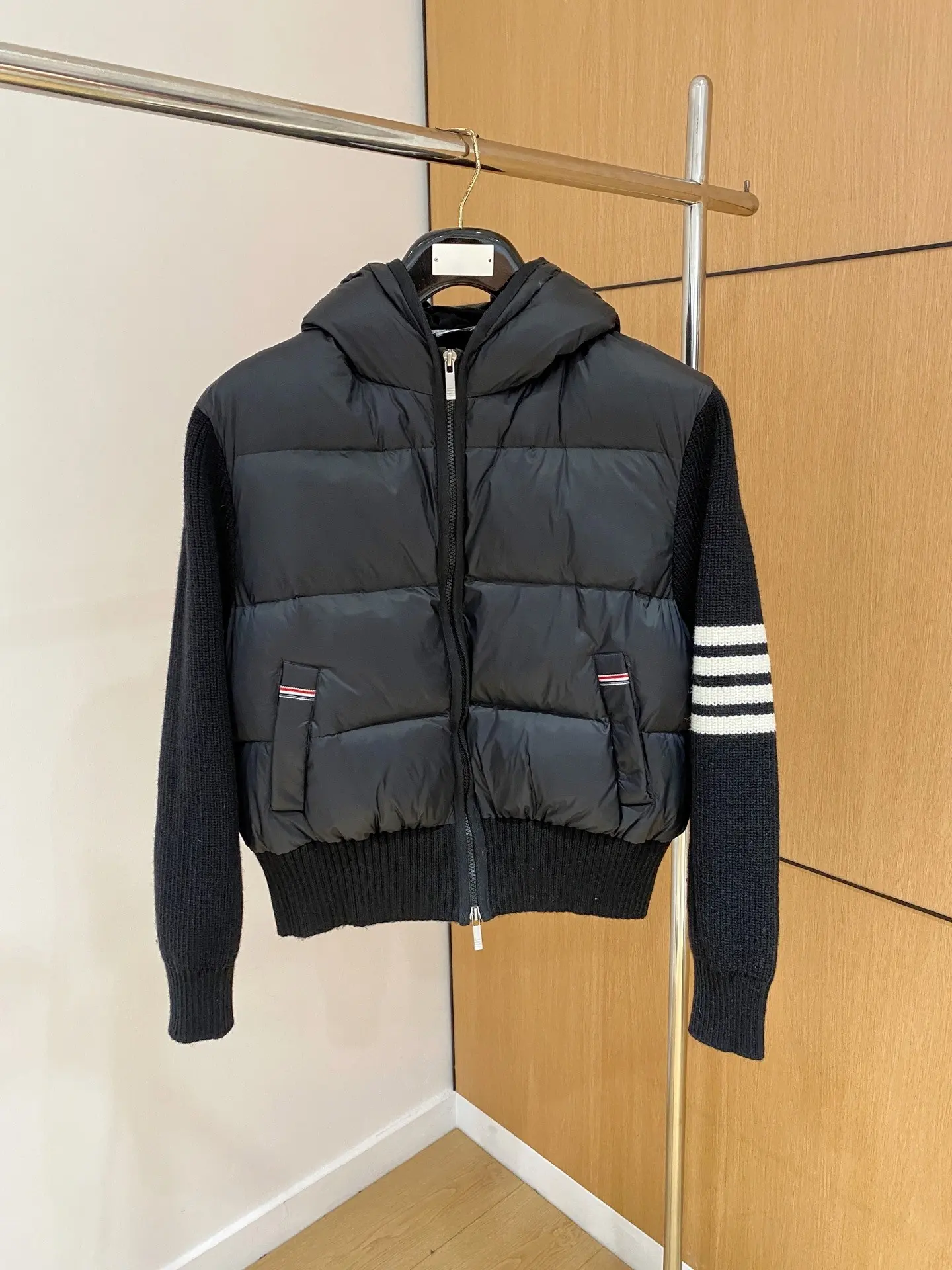 Hybrid Down-Filled Knit Sleeve Puffer Jacket D47022199