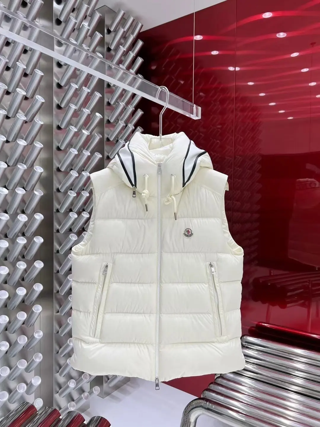 Hooded Down-Filled Puffer Gilet D47022142