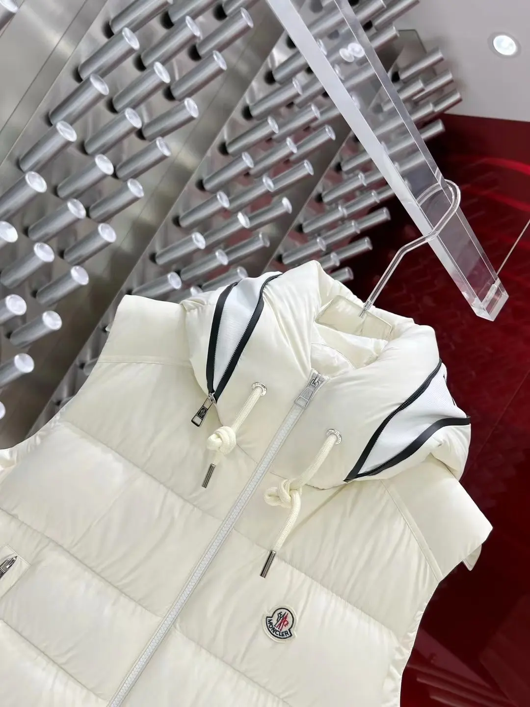 Hooded Down-Filled Puffer Gilet D47022142 — view 2