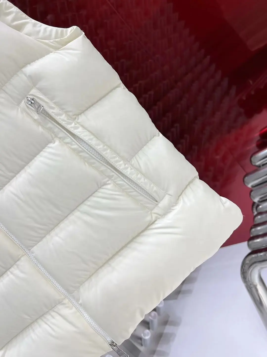Hooded Down-Filled Puffer Gilet D47022142 — view 4
