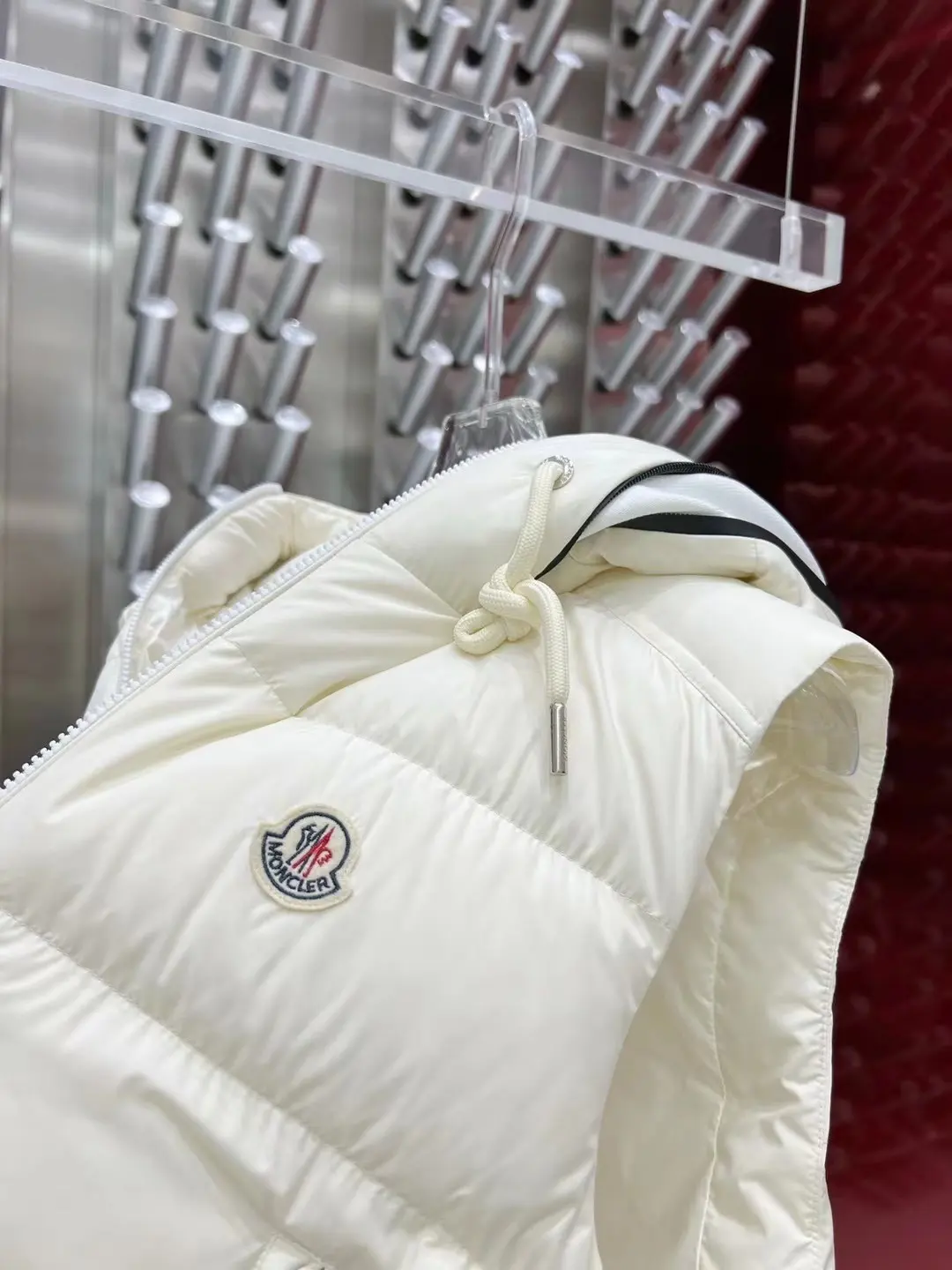 Hooded Down-Filled Puffer Gilet D47022142 — view 5