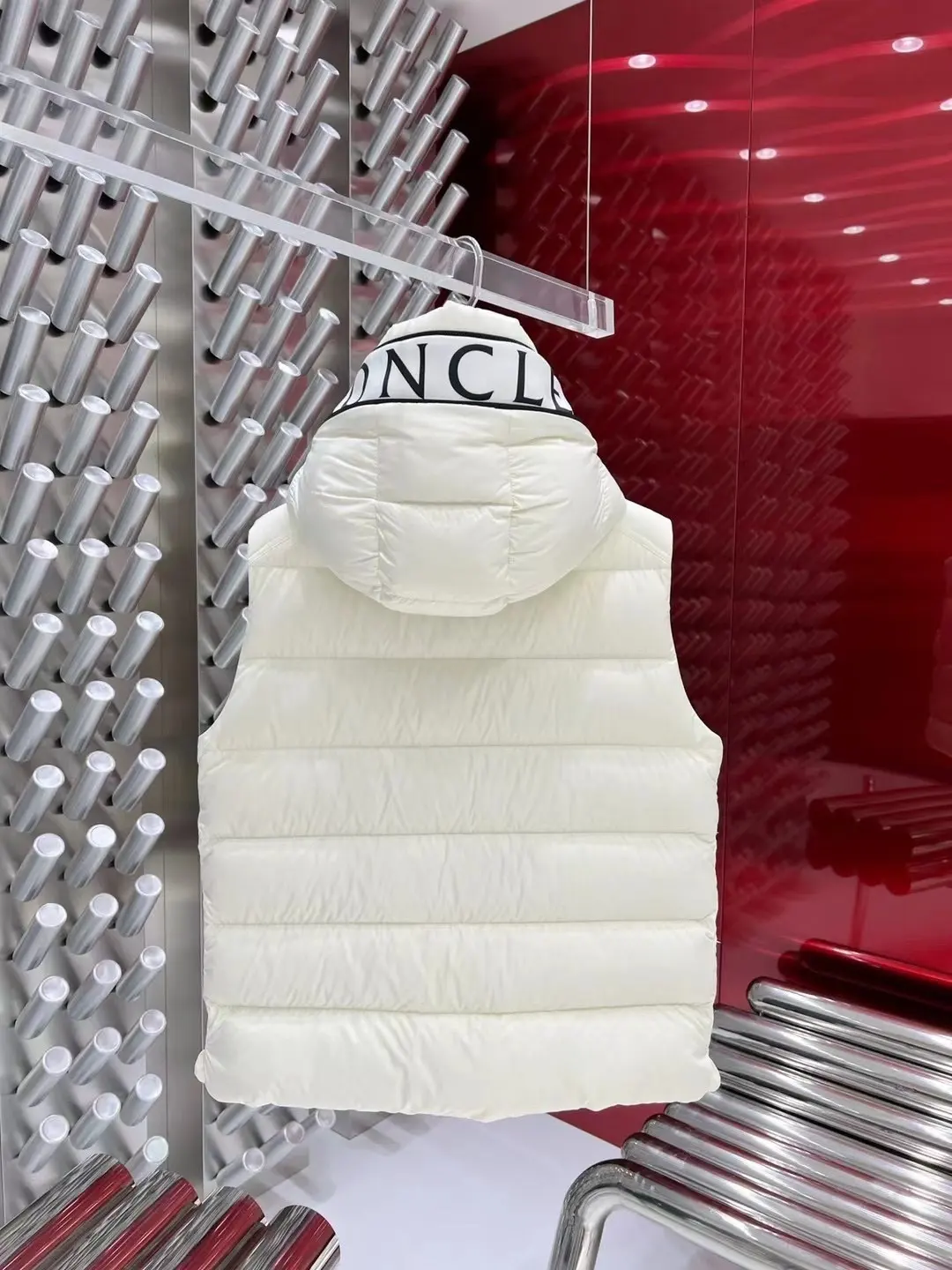 Hooded Down-Filled Puffer Gilet D47022142 — view 7