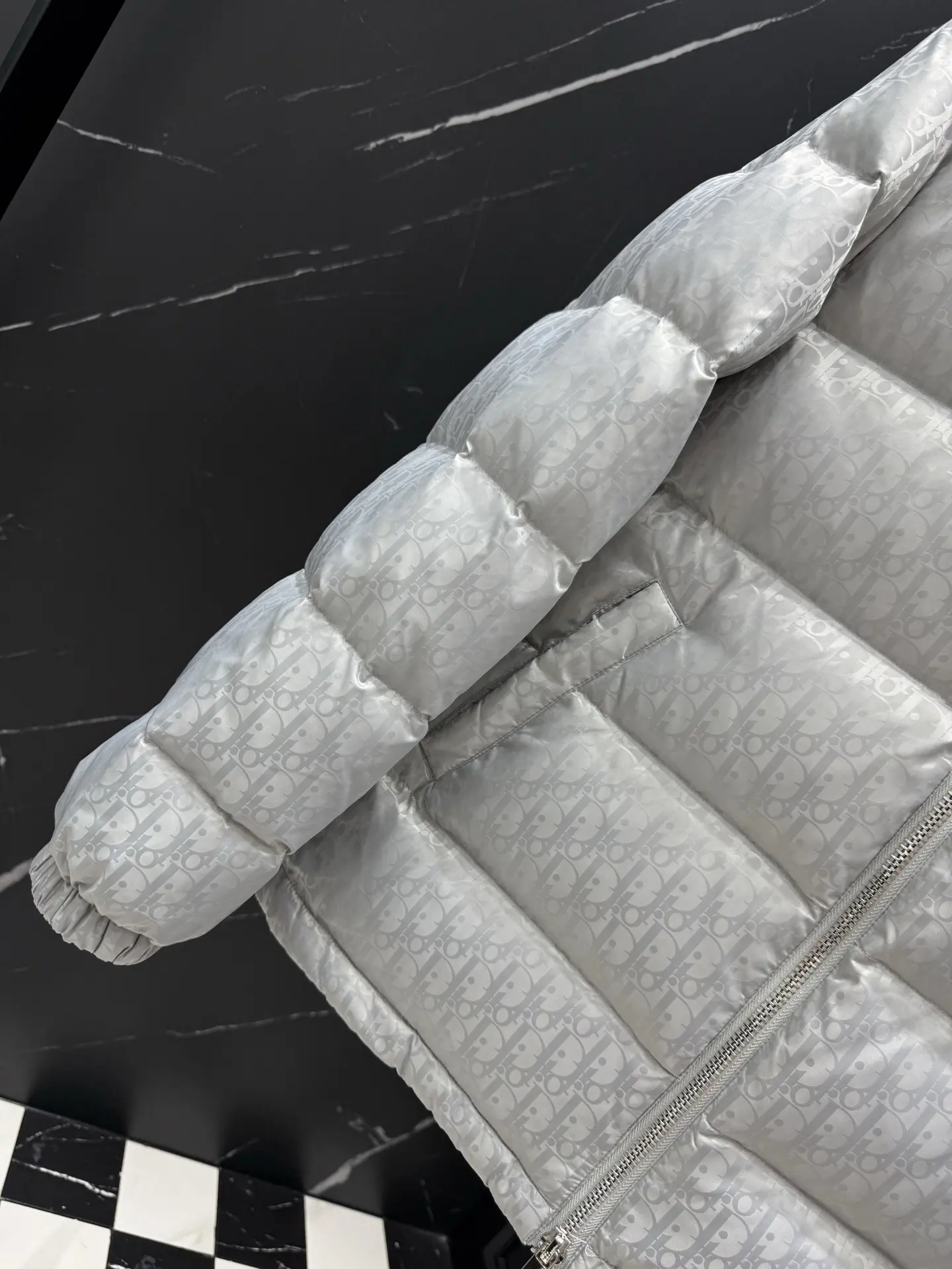 Oblique Jacquard Down-Filled Puffer Jacket D49022260 — view 3
