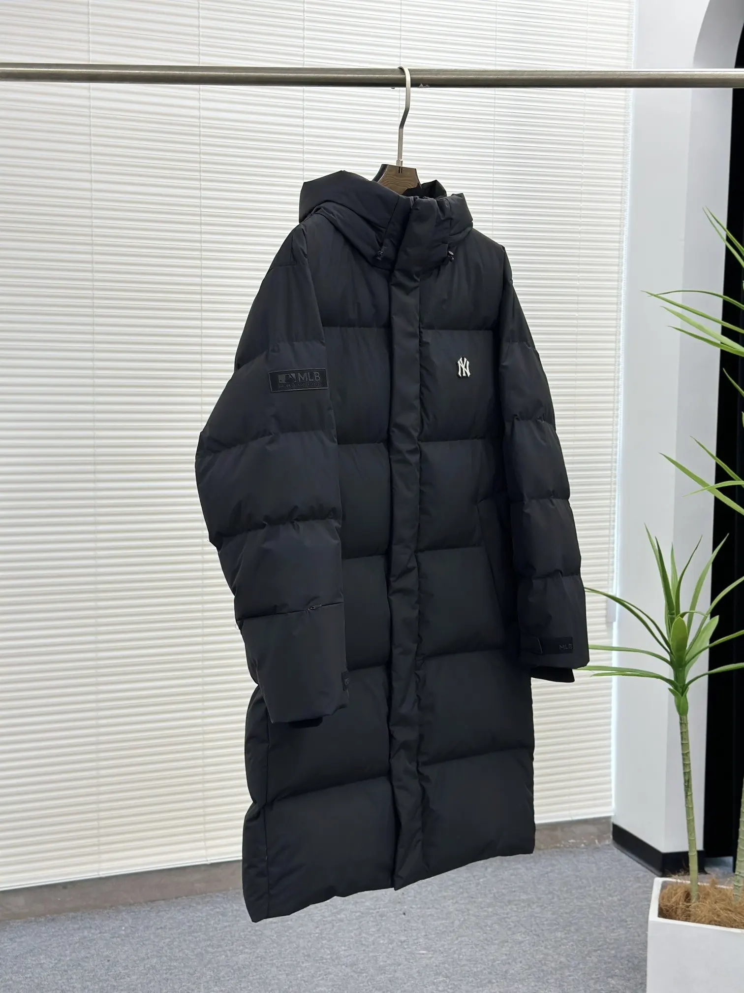 New York Yankees Longline Down Puffer Coat D53022286 — view 2