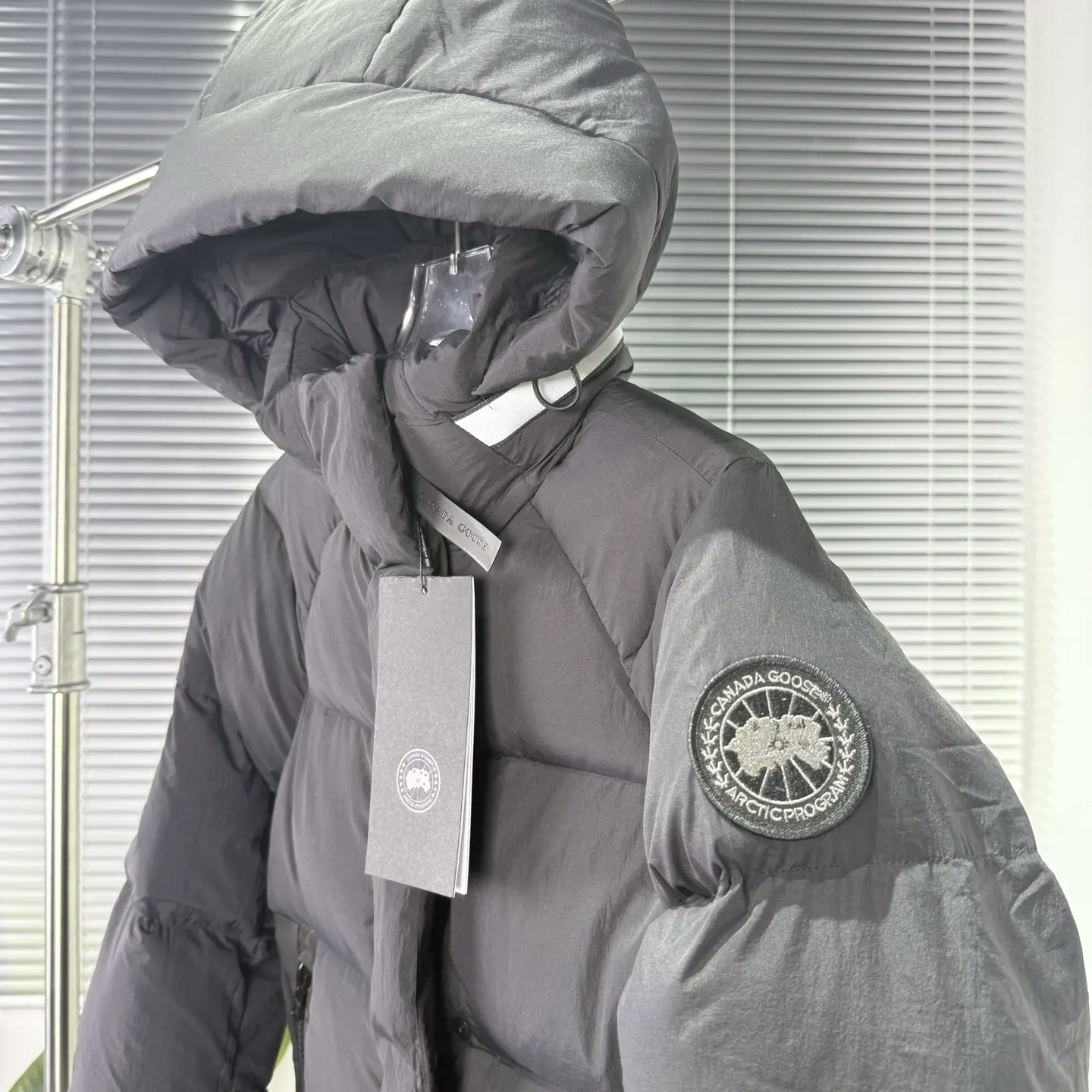 Black Label Hooded Down Puffer Jacket D55022278 — view 3