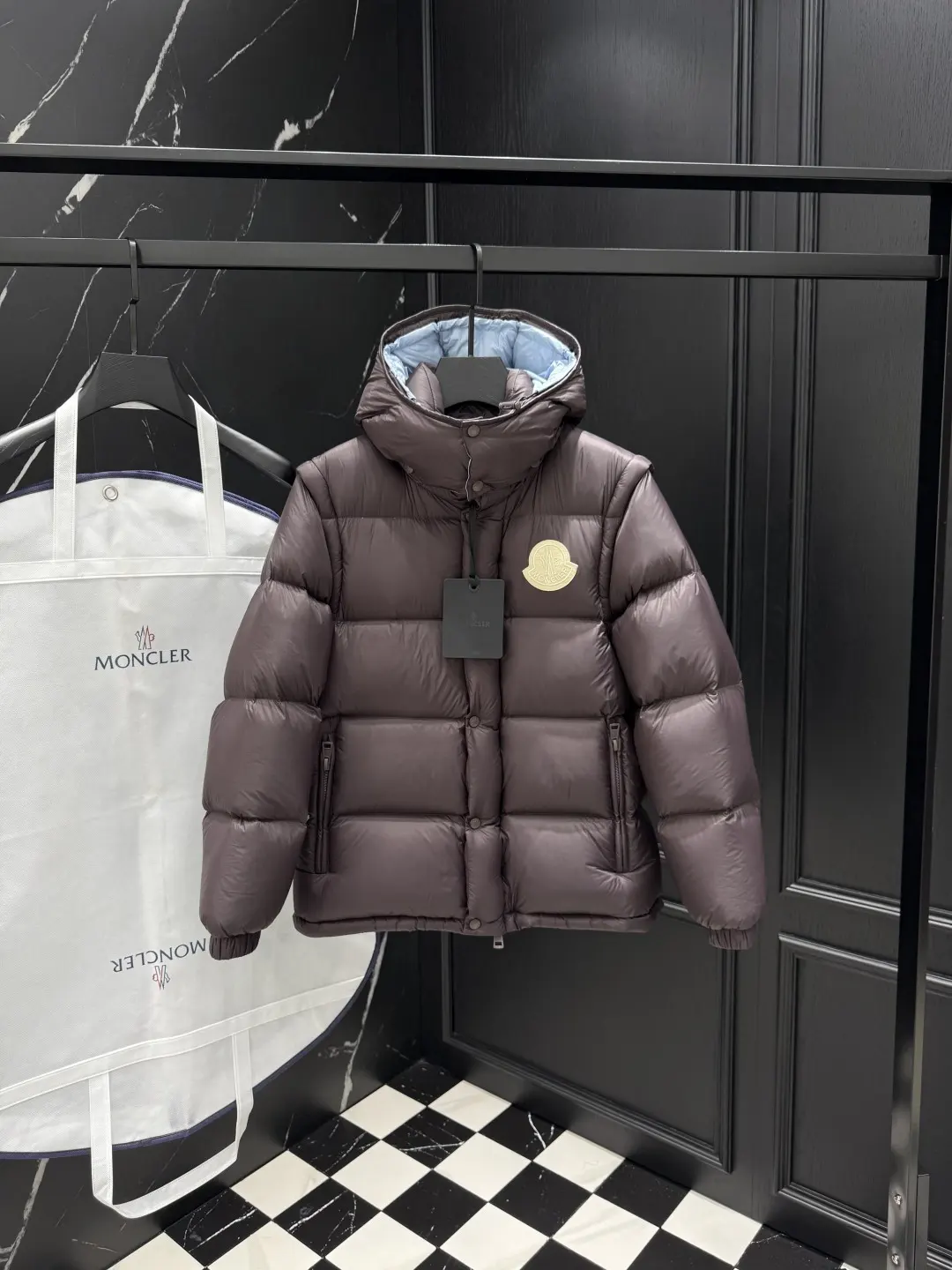 Moncler Detachable Sleeve Down Puffer Jacket D57022171