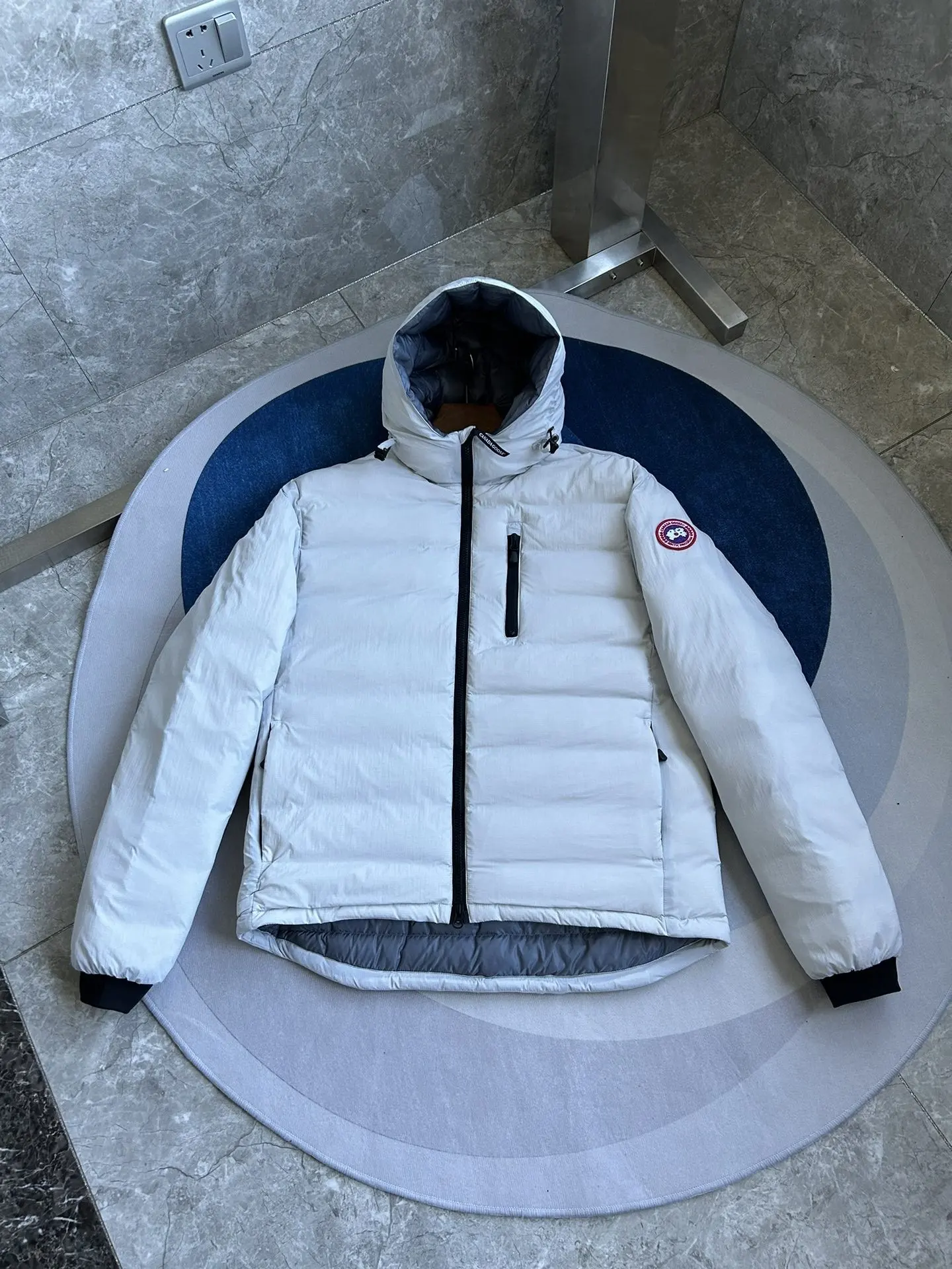 Lightweight Hooded Down Puffer Jacket D59022268 — view 3