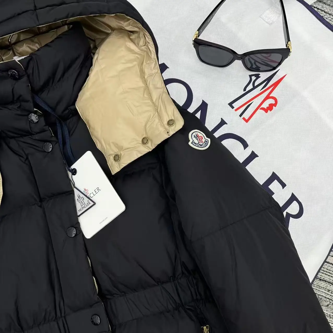 Hooded Cinched-Waist Down Puffer Jacket D59022185 — view 4