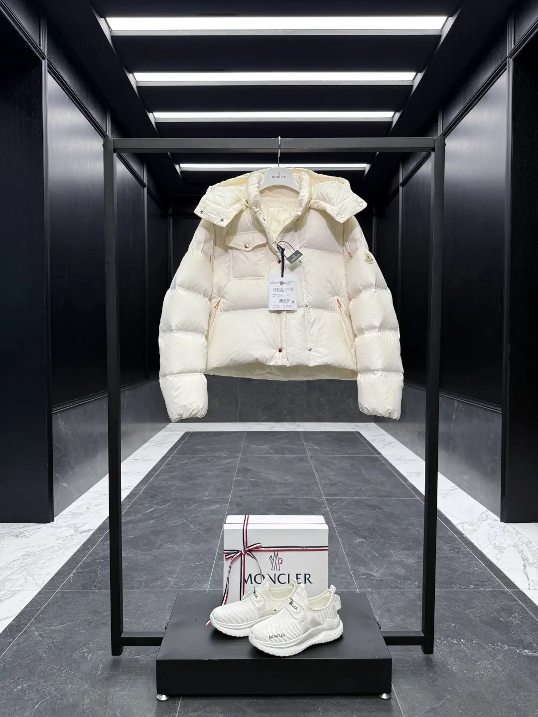 Erea Quilted Hooded Down Jacket D60022179 — view 3