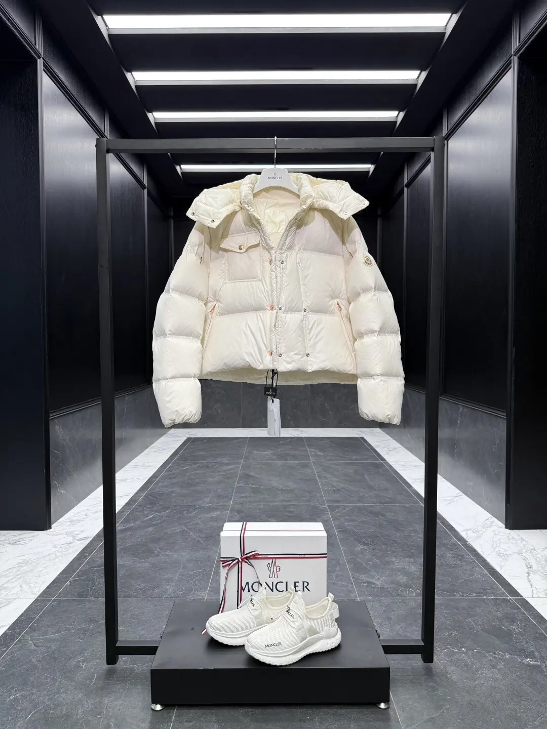 Erea Quilted Hooded Down Jacket D60022179 — view 4