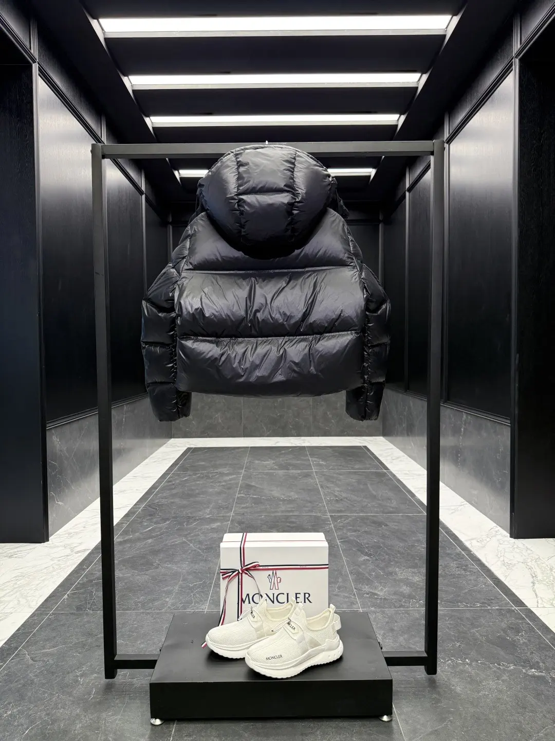 Moncler Erea Quilted Hooded Down Jacket D60022180 — view 9