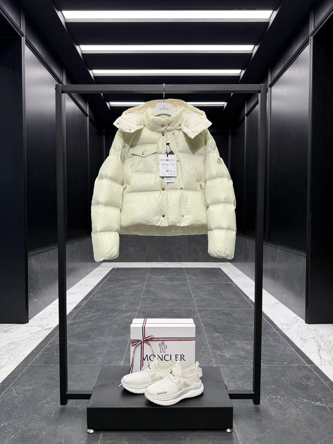 Erea Quilted Hooded Down Jacket D60022181 — view 2