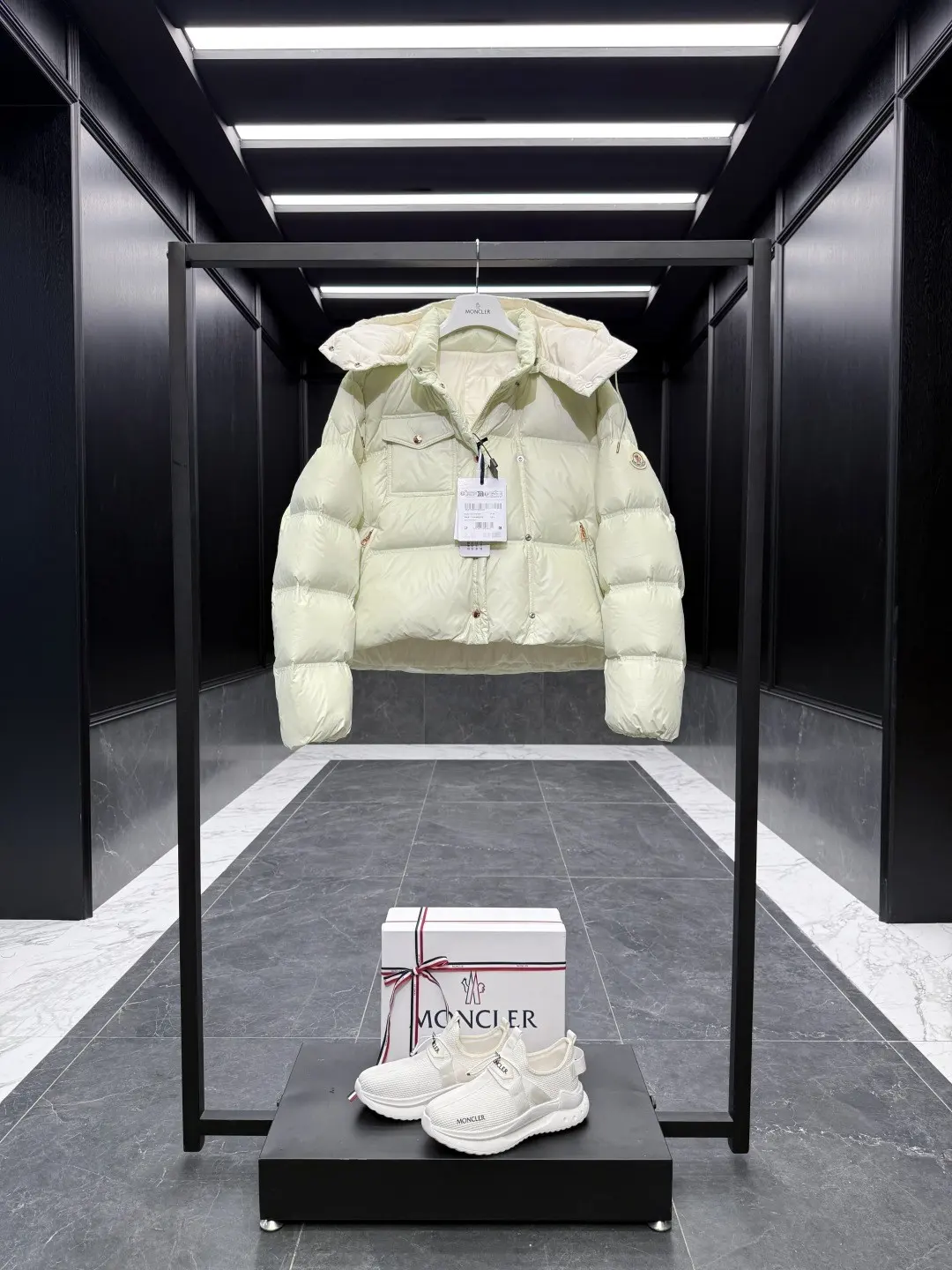 Erea Quilted Hooded Down Jacket D60022181 — view 3