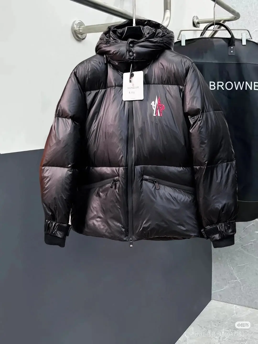 Logo-Appliqué Hooded Down Puffer Jacket D64022170 — view 2
