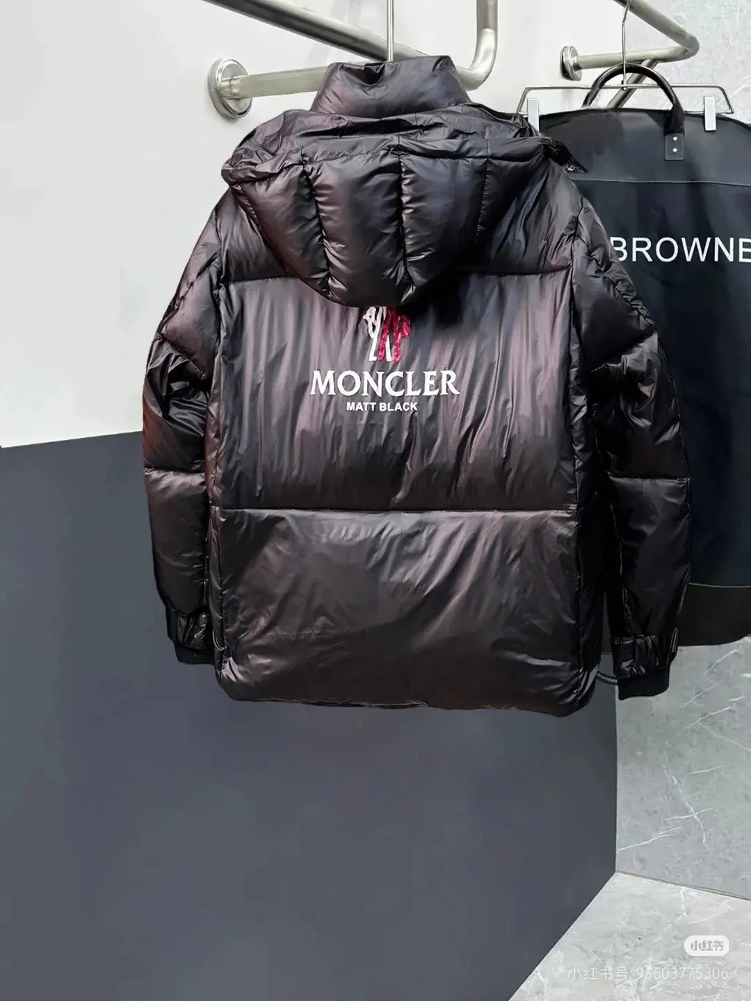 Logo-Appliqué Hooded Down Puffer Jacket D64022170 — view 3