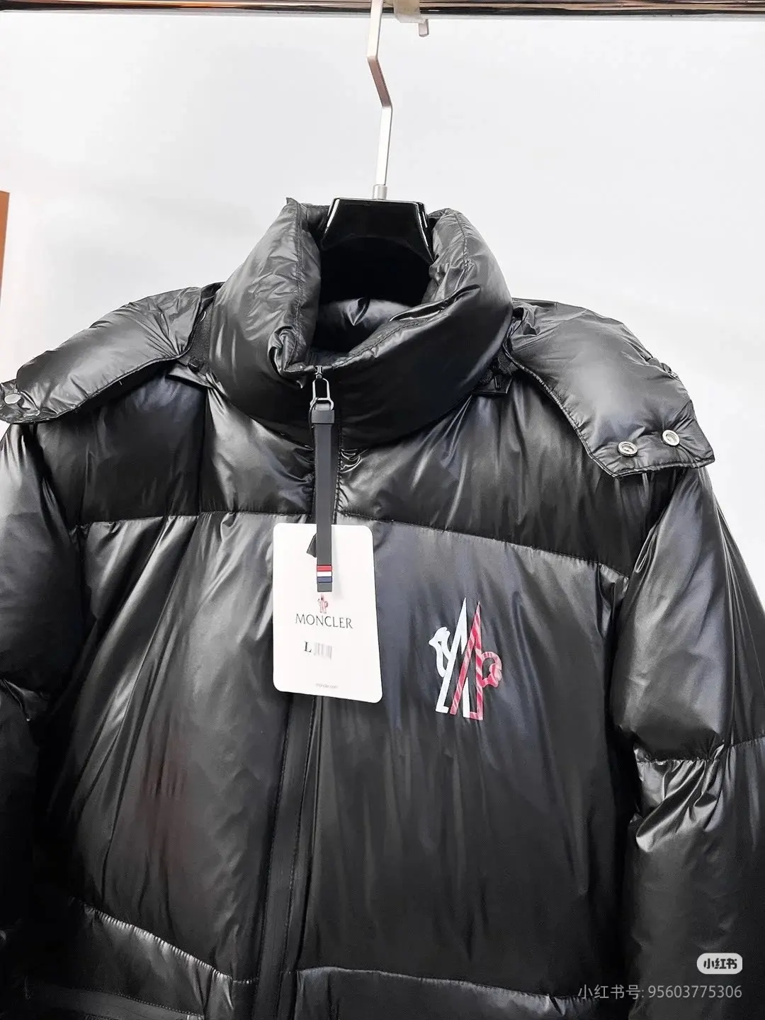Logo-Appliqué Hooded Down Puffer Jacket D64022170 — view 4