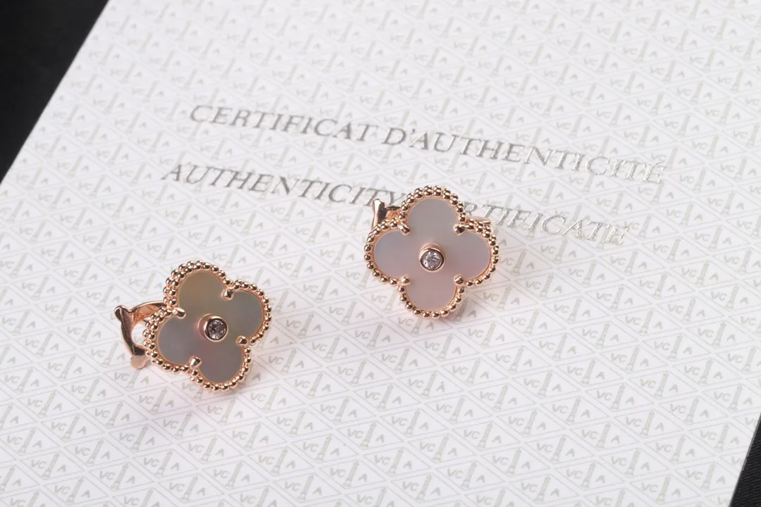 Alhambra Vintage Clover Stud Earrings (Sterling Silver) D32016933 — view 2