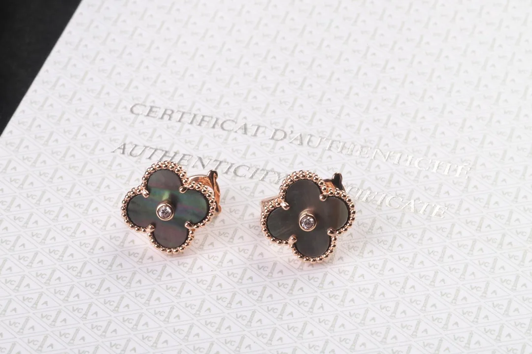 Alhambra Vintage Clover Stud Earrings (Sterling Silver) D32016933 — view 5