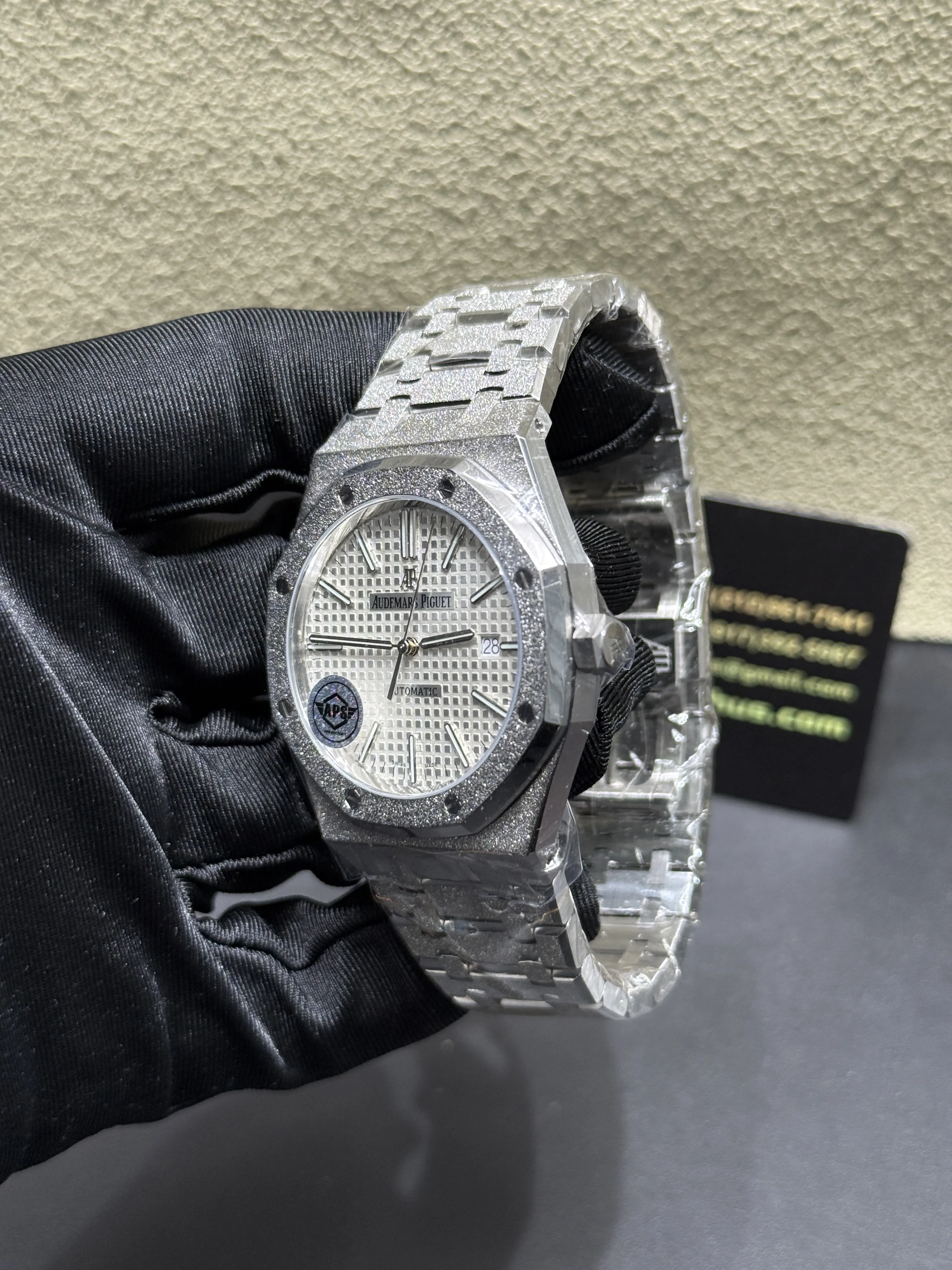 Audemars Piguet Royal Oak-Style Frosted Silver Dial Watch D459019421 — view 4