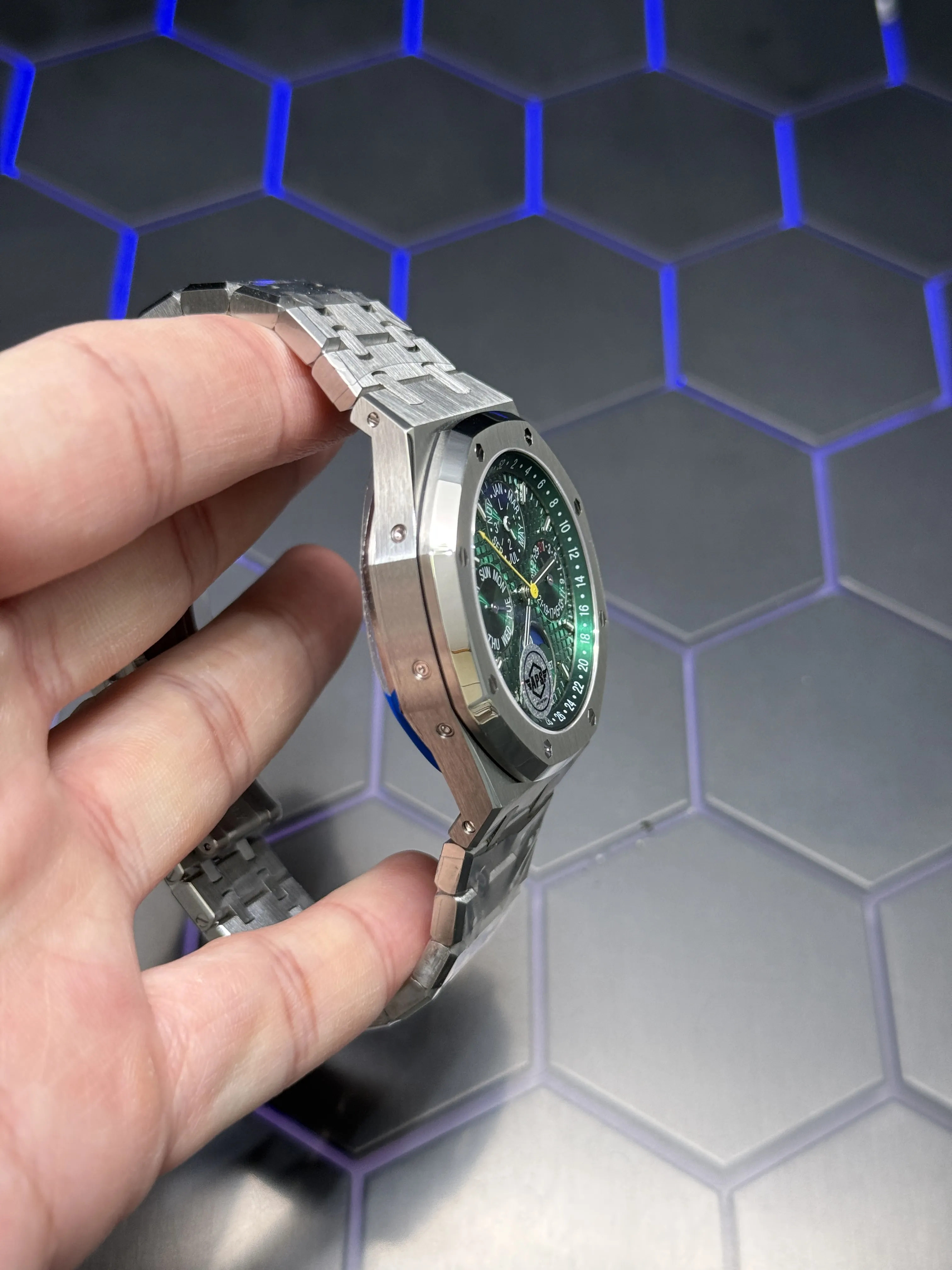 AP Royal Oak-Style Green Calendar Moonphase Watch D472519433 — view 4