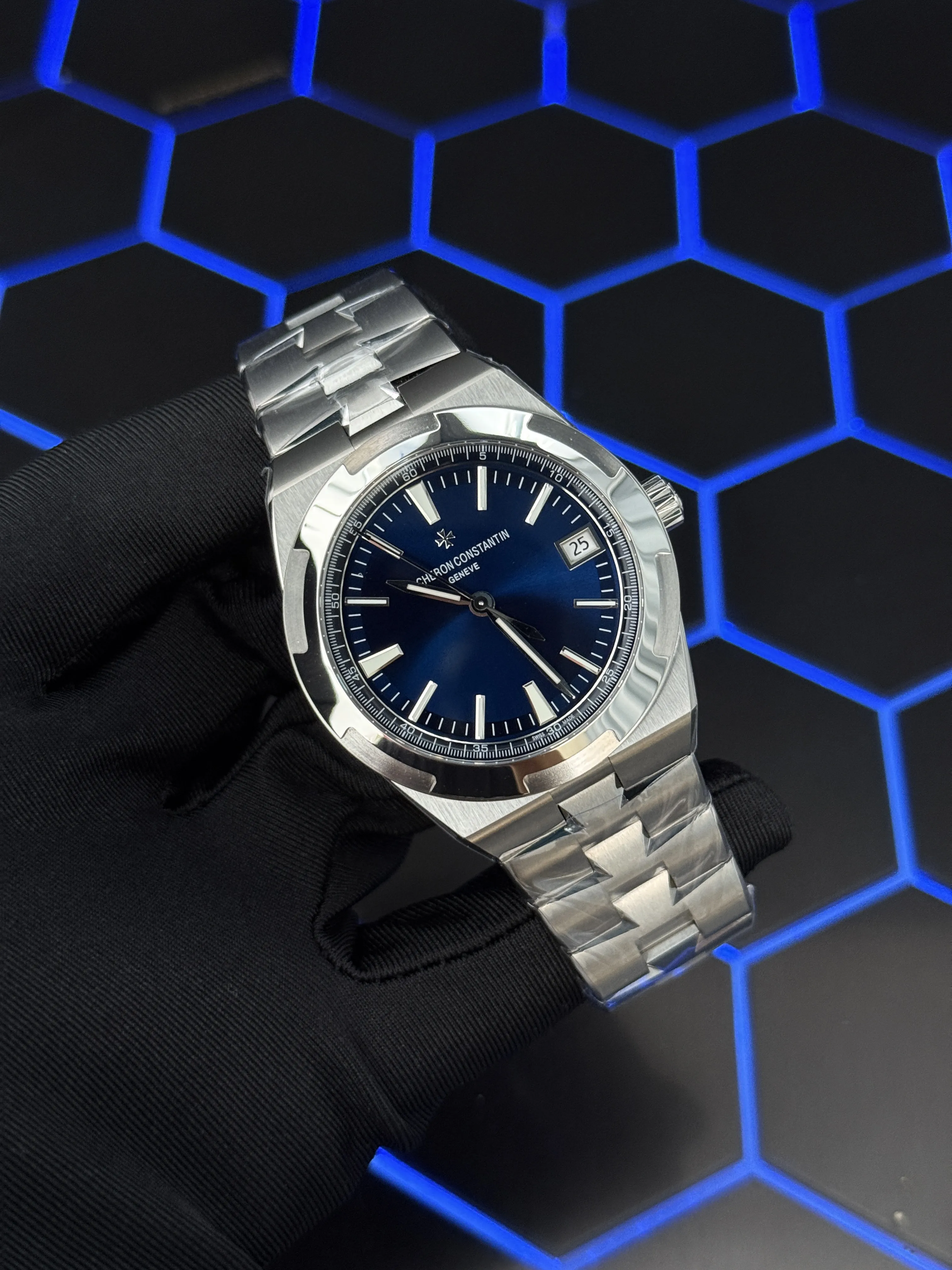 Vacheron Constantin Overseas-Style Silver Blue Dial Integrated Watch D371319456 — view 2