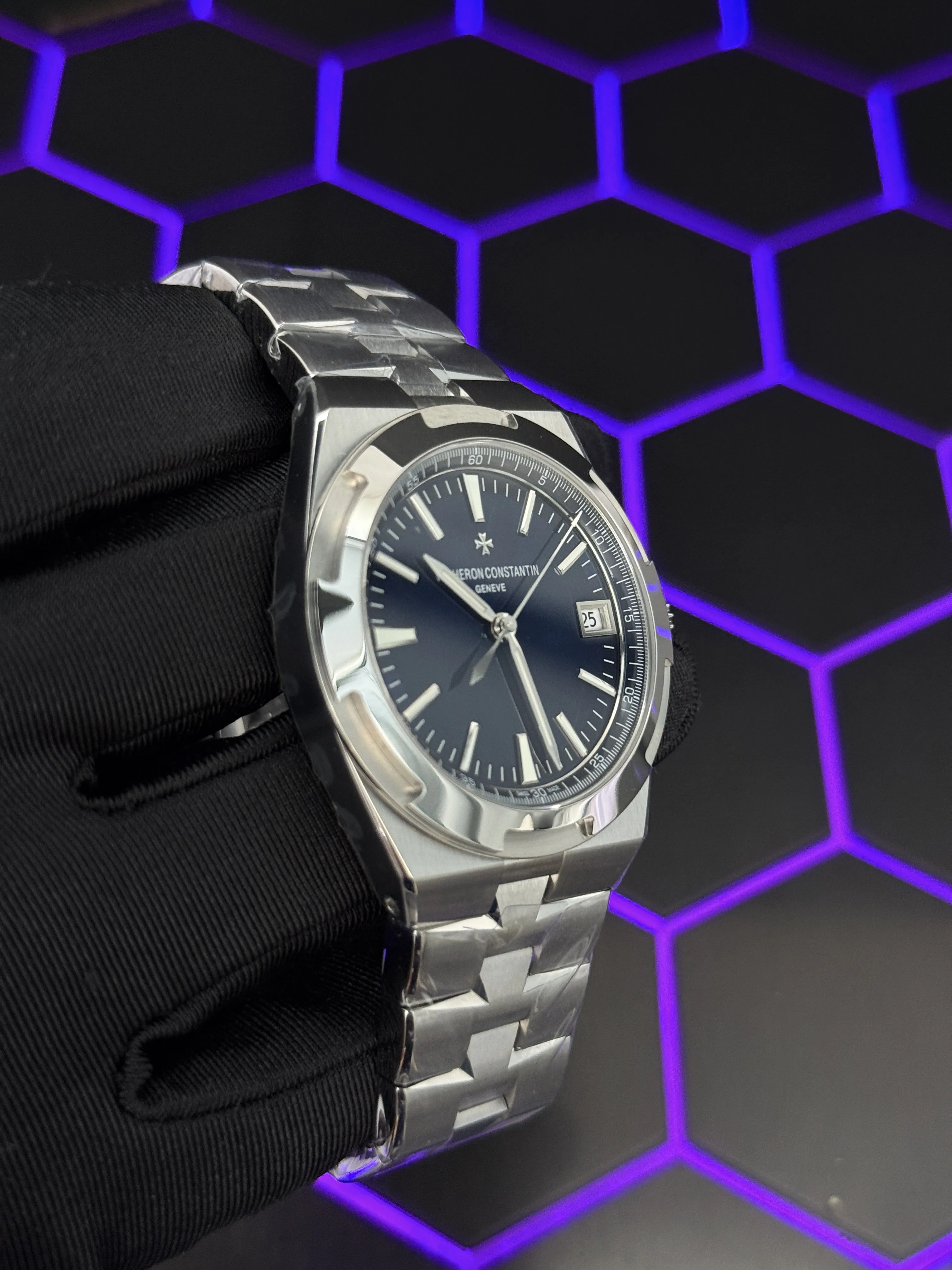 Vacheron Constantin Overseas-Style Silver Blue Dial Integrated Watch D371319456 — view 3