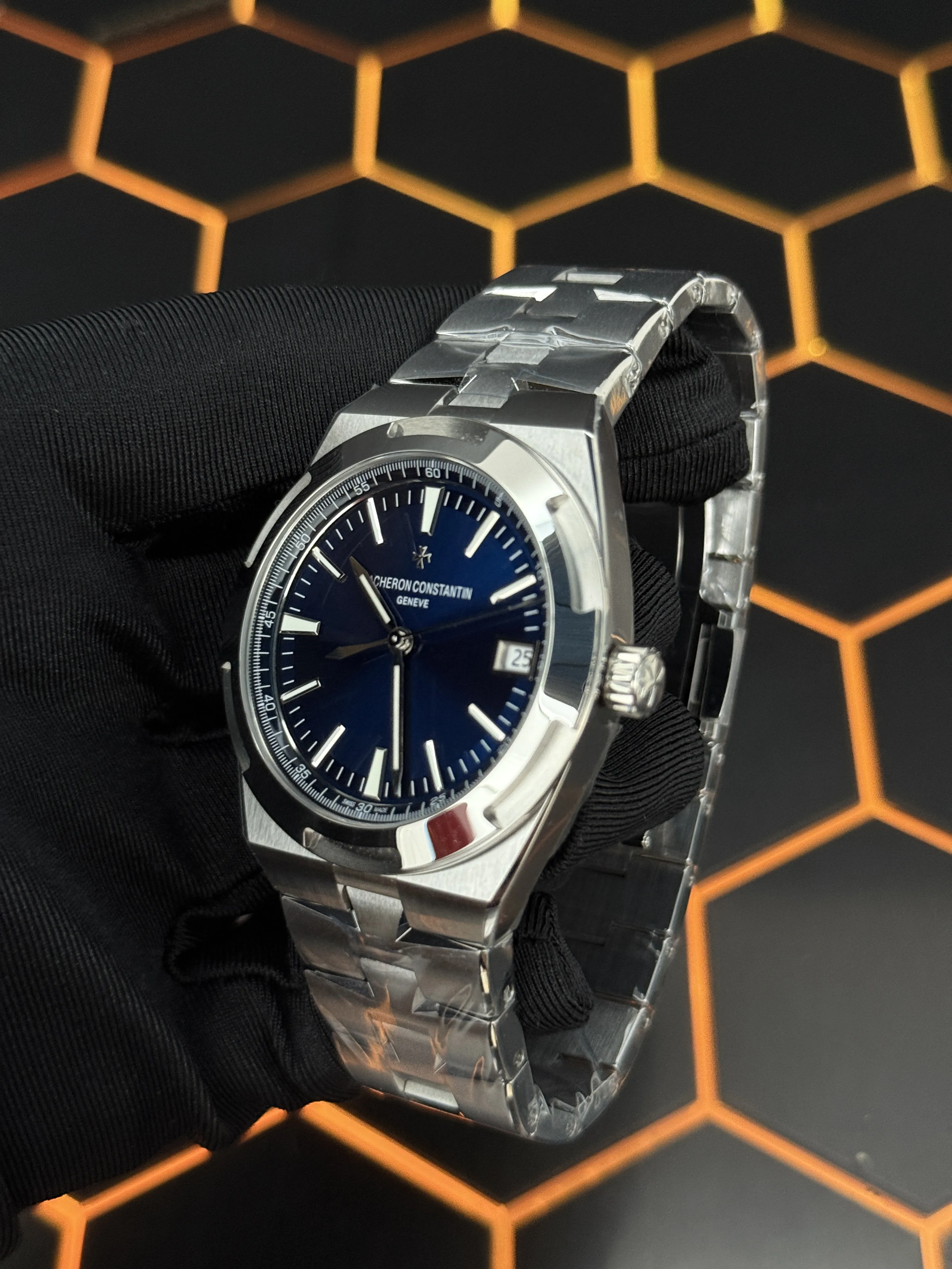 Vacheron Constantin Overseas-Style Silver Blue Dial Integrated Watch D371319456 — view 4