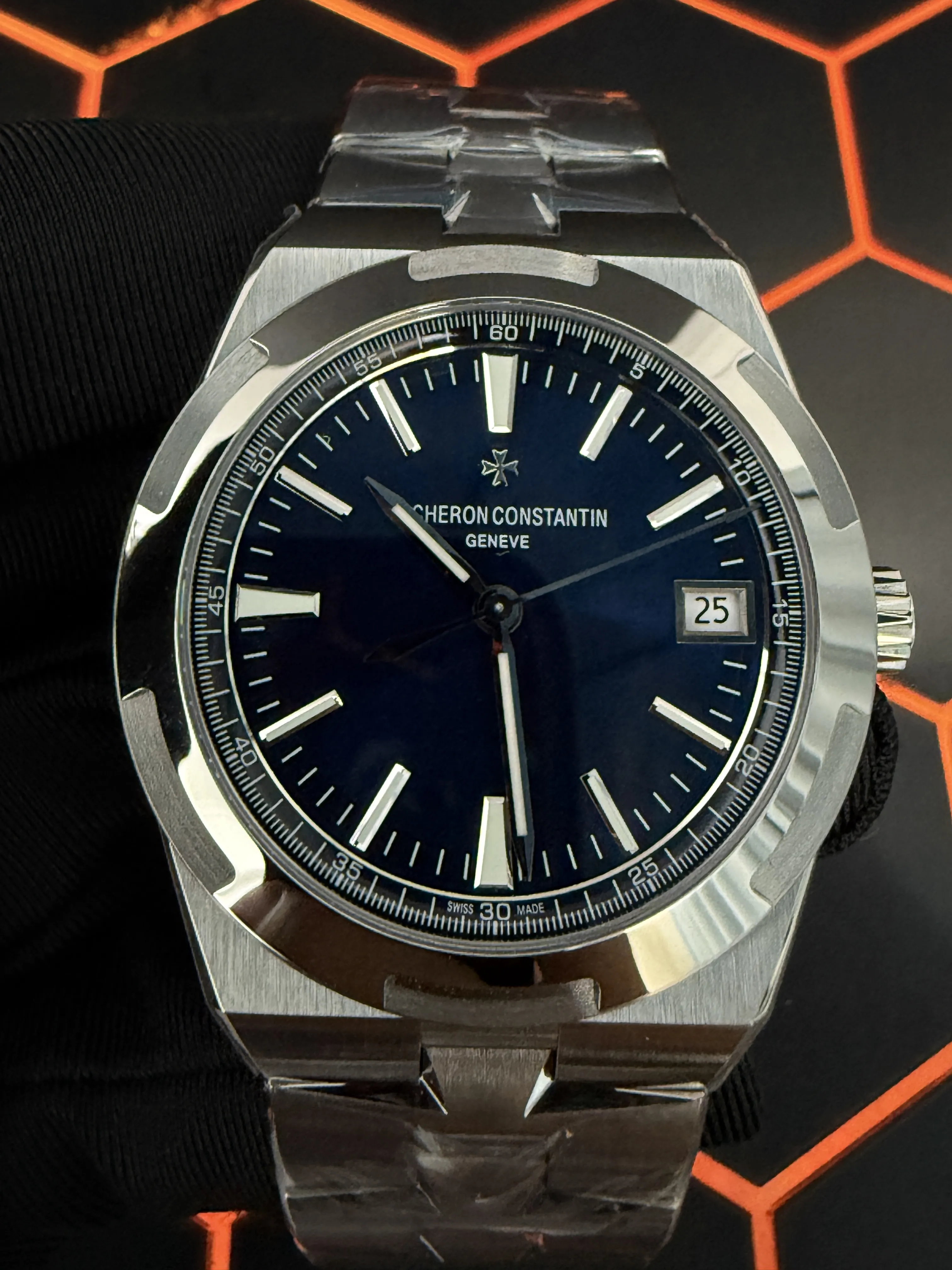 Vacheron Constantin Overseas-Style Silver Blue Dial Integrated Watch D371319456 — view 9