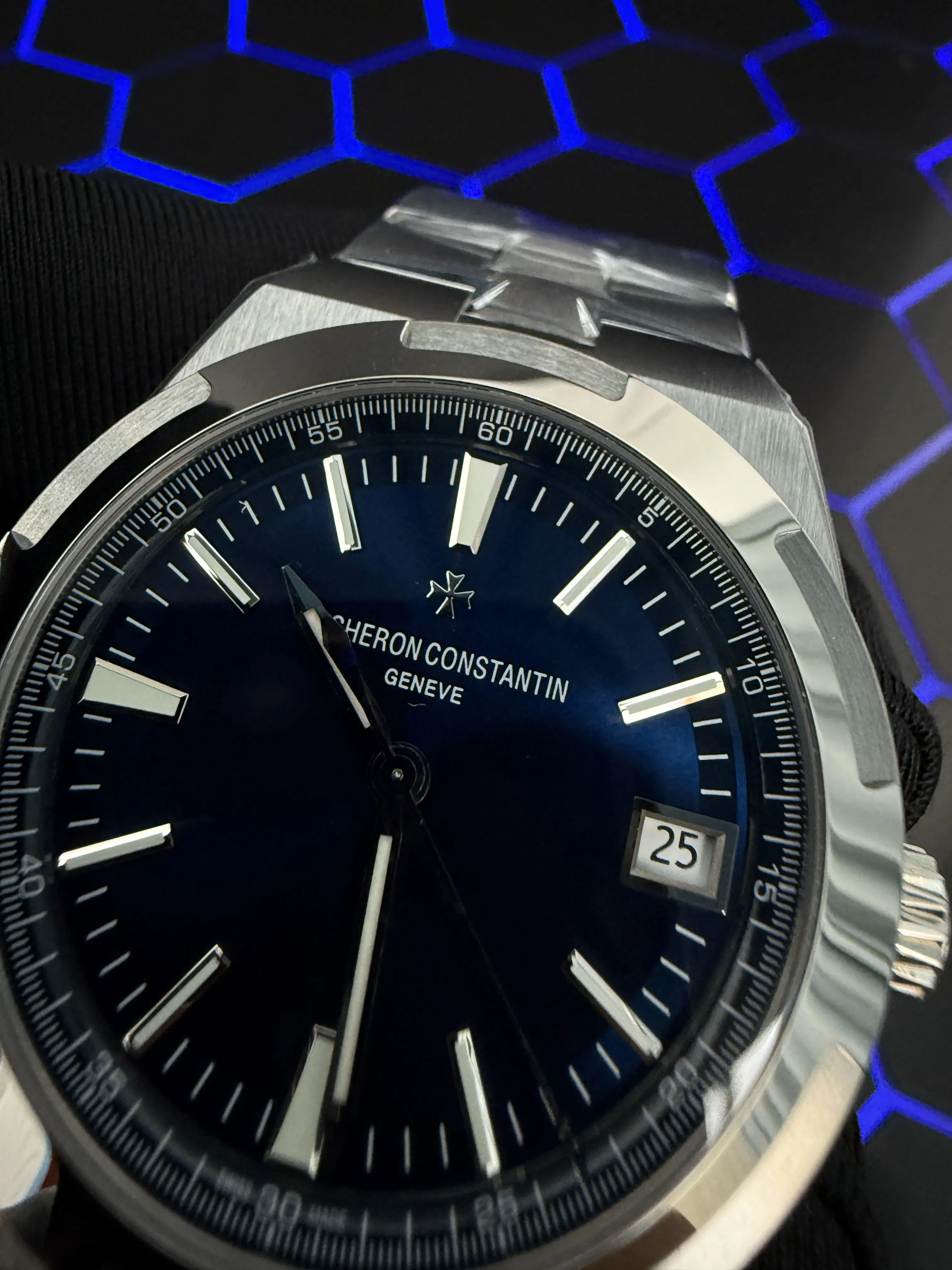 Vacheron Constantin Overseas-Style Silver Blue Dial Integrated Watch D371319456 — view 10