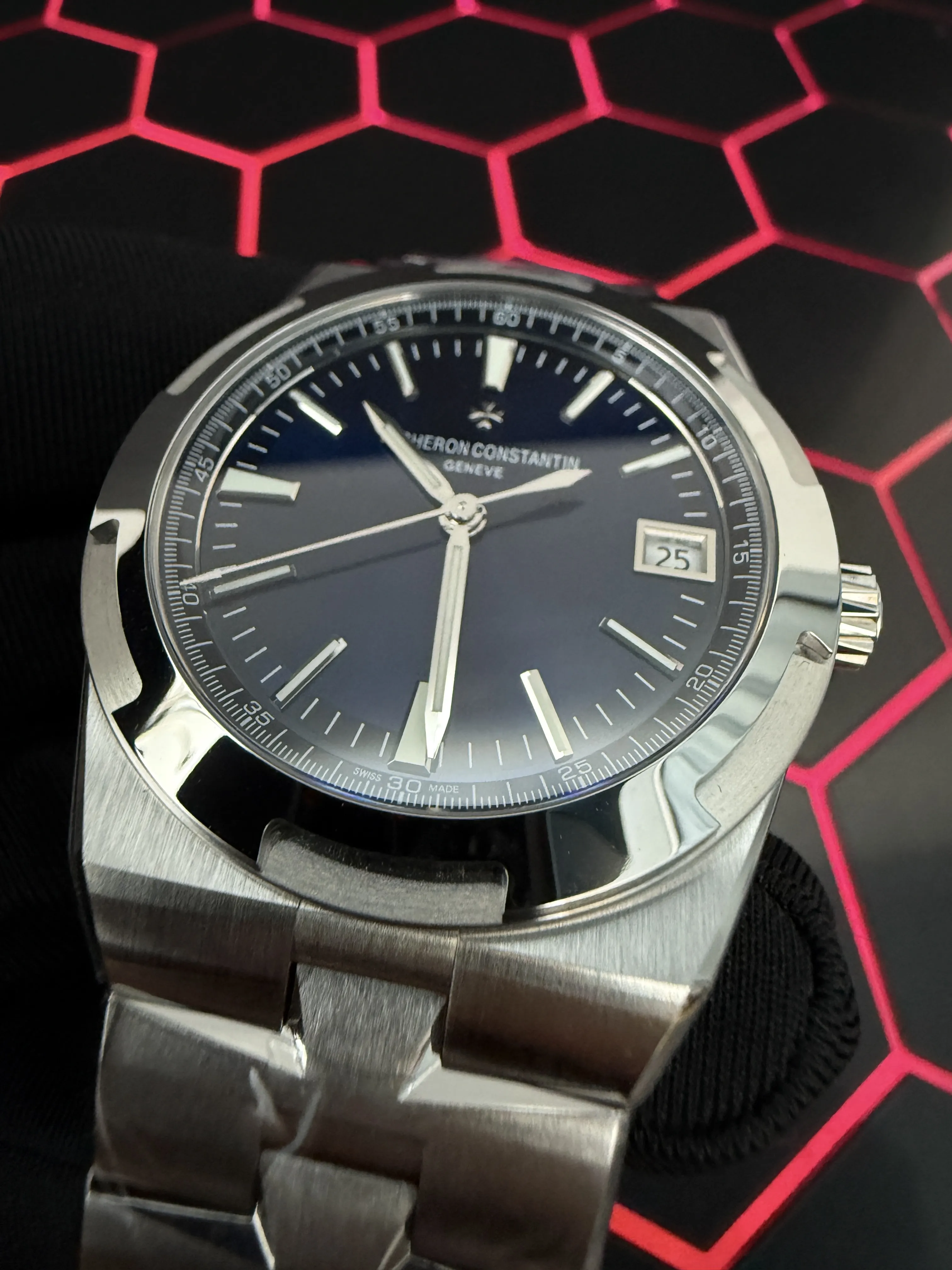 Vacheron Constantin Overseas-Style Silver Blue Dial Integrated Watch D371319456 — view 11