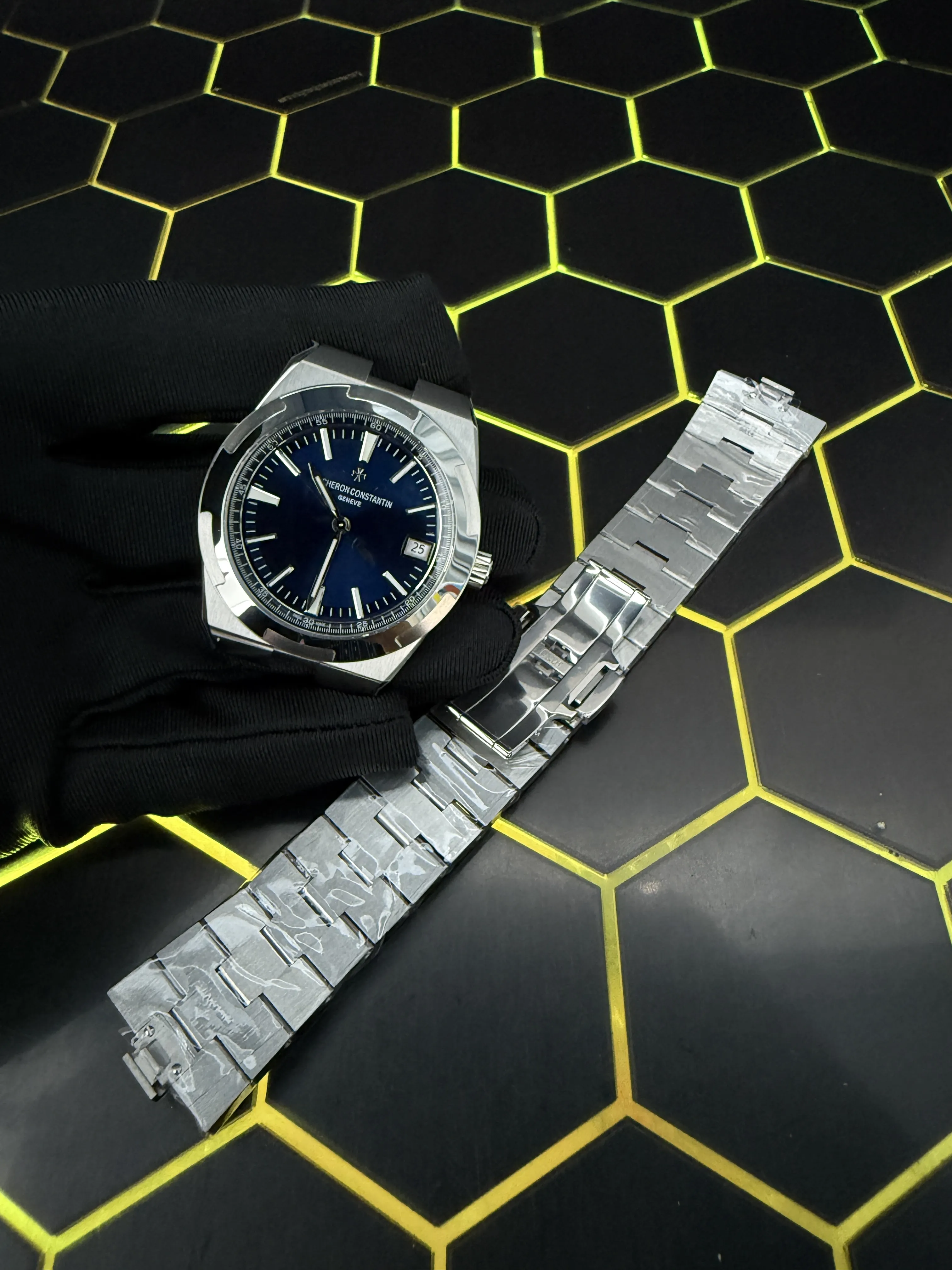Vacheron Constantin Overseas-Style Silver Blue Dial Integrated Watch D371319456 — view 13