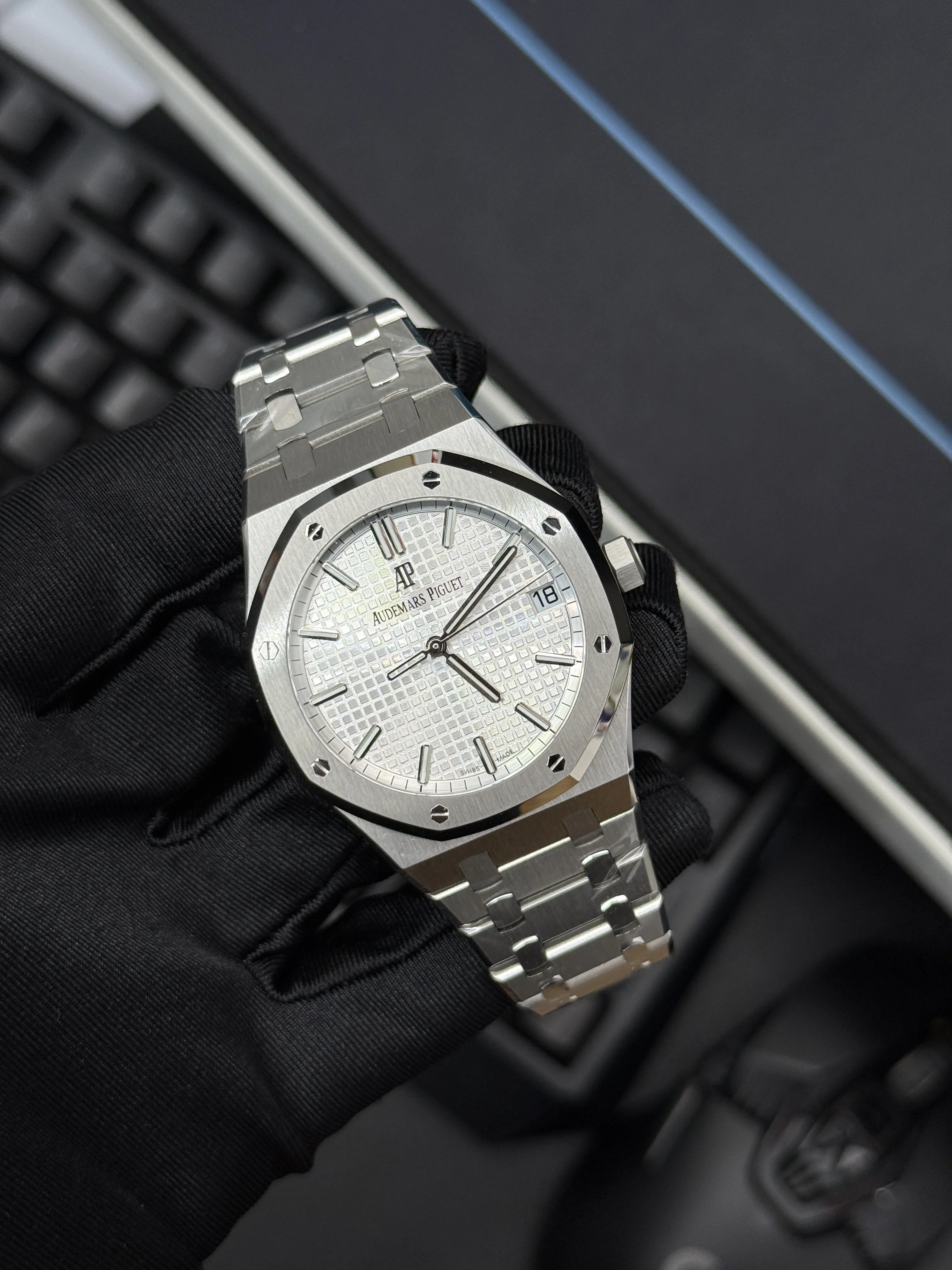 AP Royal Oak-Style Silver-Tone White Dial Watch D459019484 — view 10