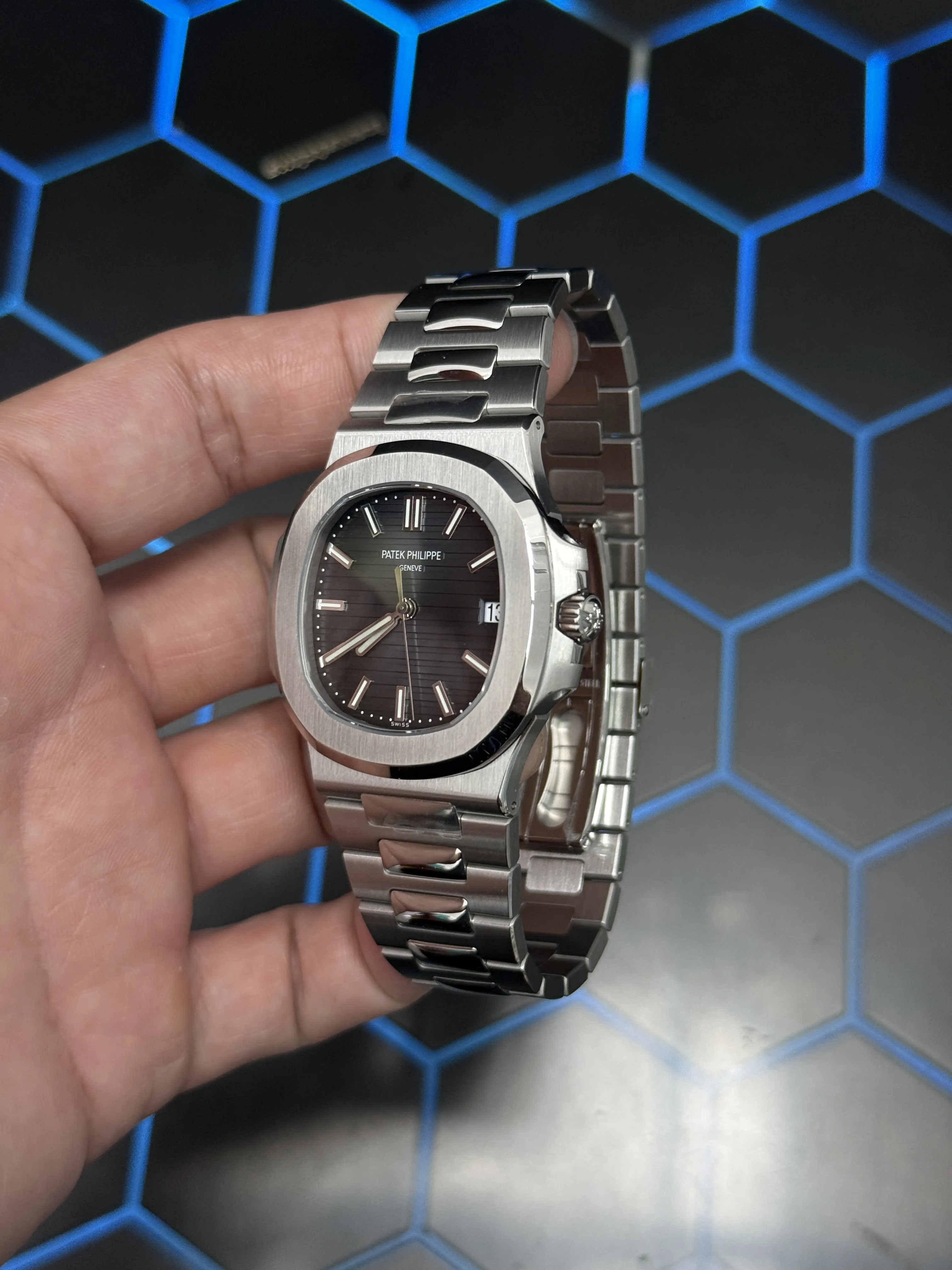 Patek Philippe Nautilus-Style Silver Blue-Grey Dial Watch D391519522 — view 5