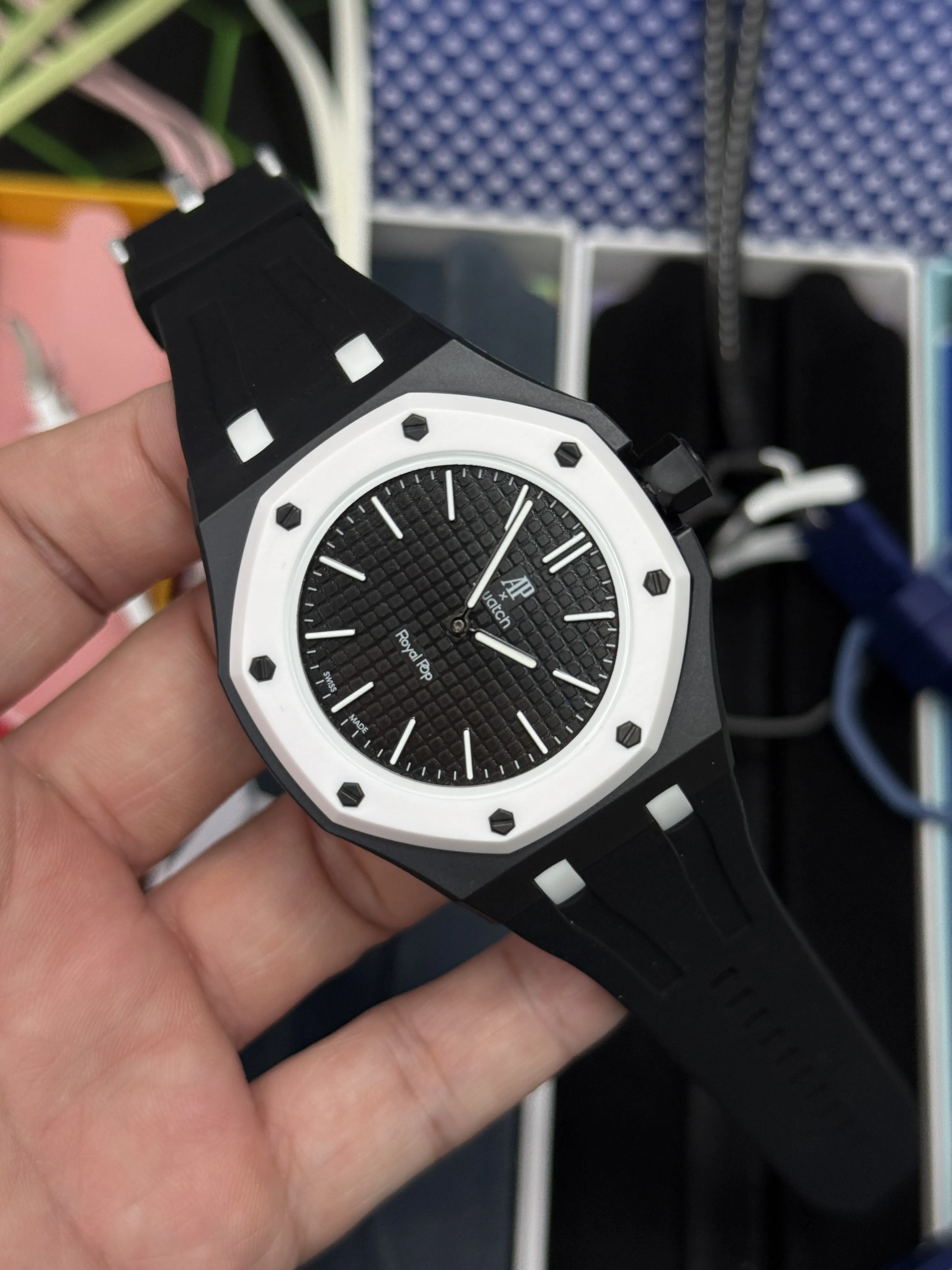 Audemars Piguet Royal Oak-Style Black-and-White Strap Watch D202519531 — view 5